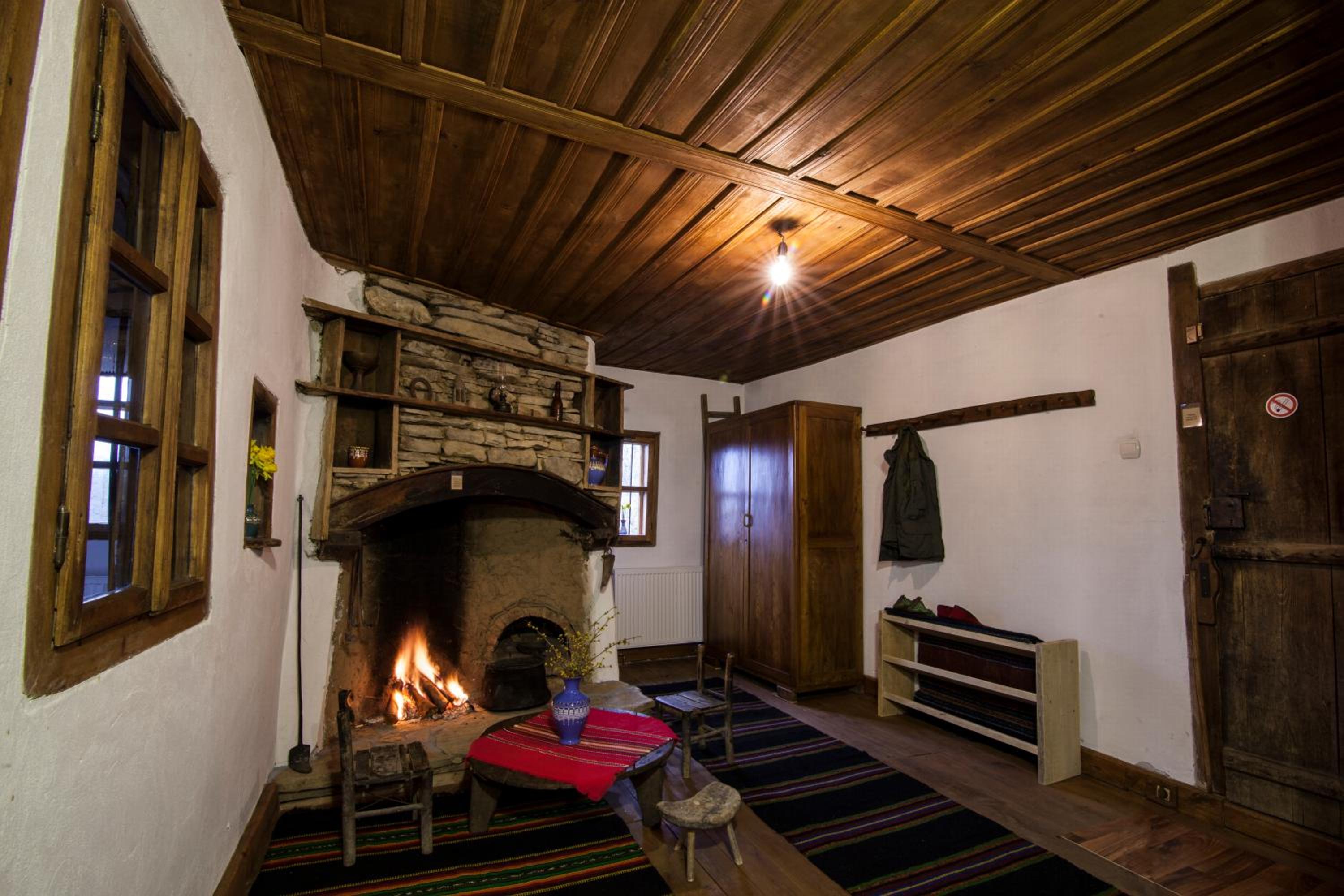 Authentic House with Stunning Mountain View - Karashka