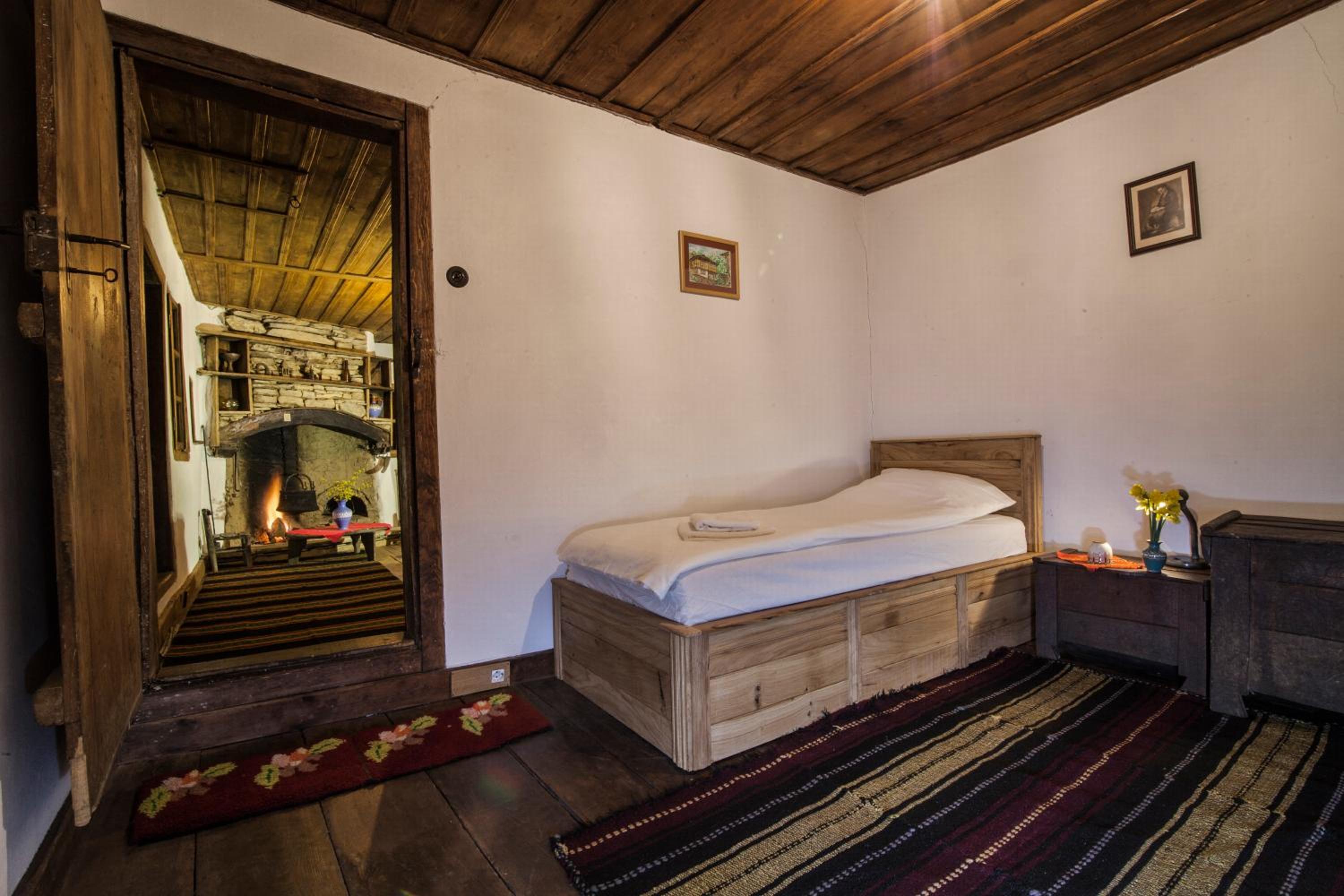Authentic House with Stunning Mountain View - Karashka