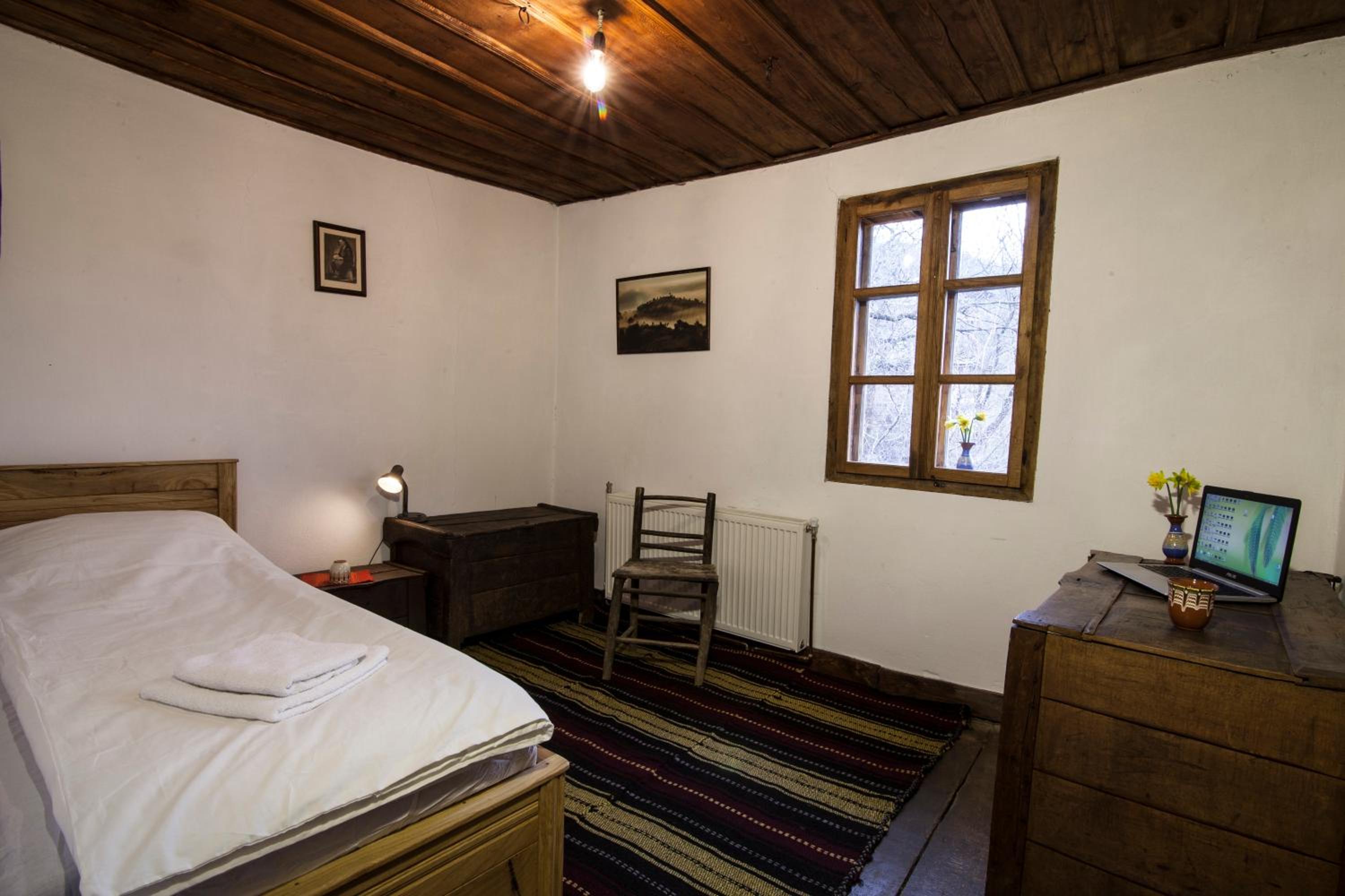 Authentic House with Stunning Mountain View - Karashka