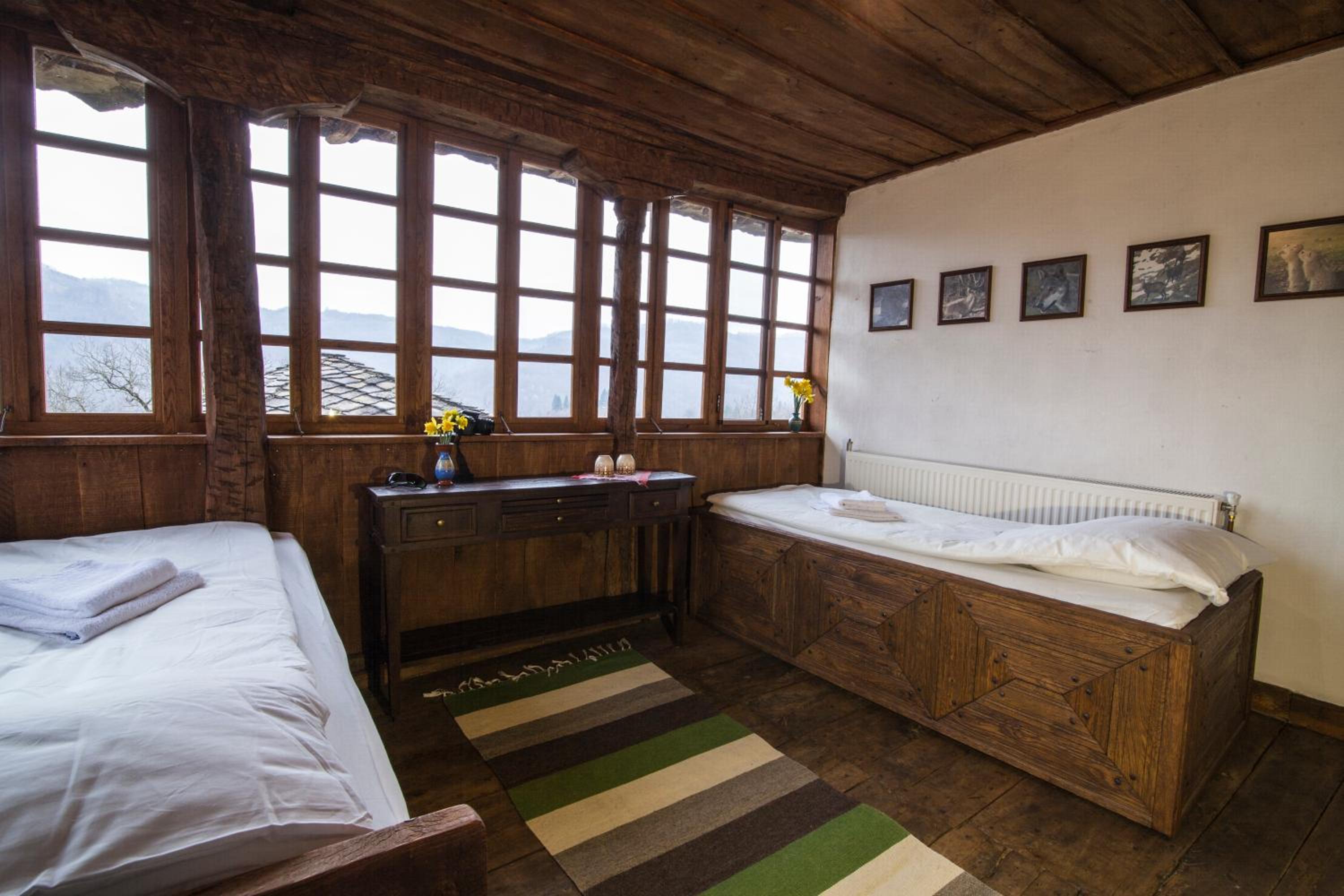 Authentic House with Stunning Mountain View - Karashka