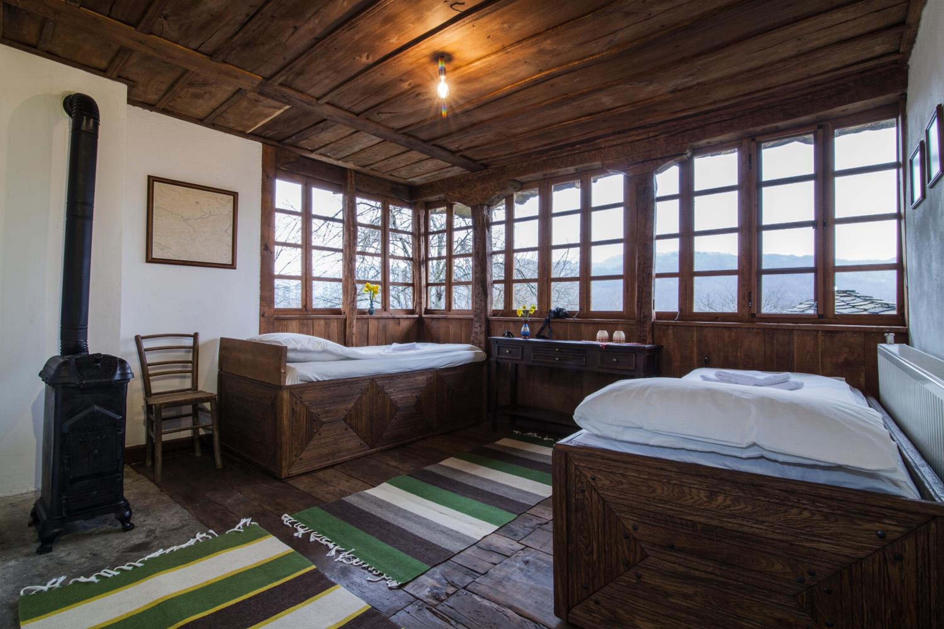 Authentic House with Stunning Mountain View - Karashka