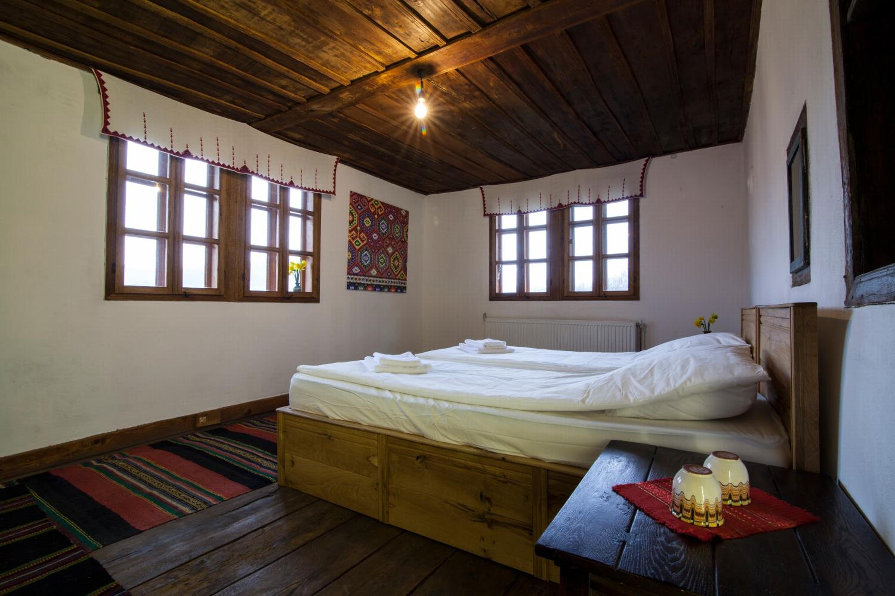 Authentic House with Stunning Mountain View - Karashka