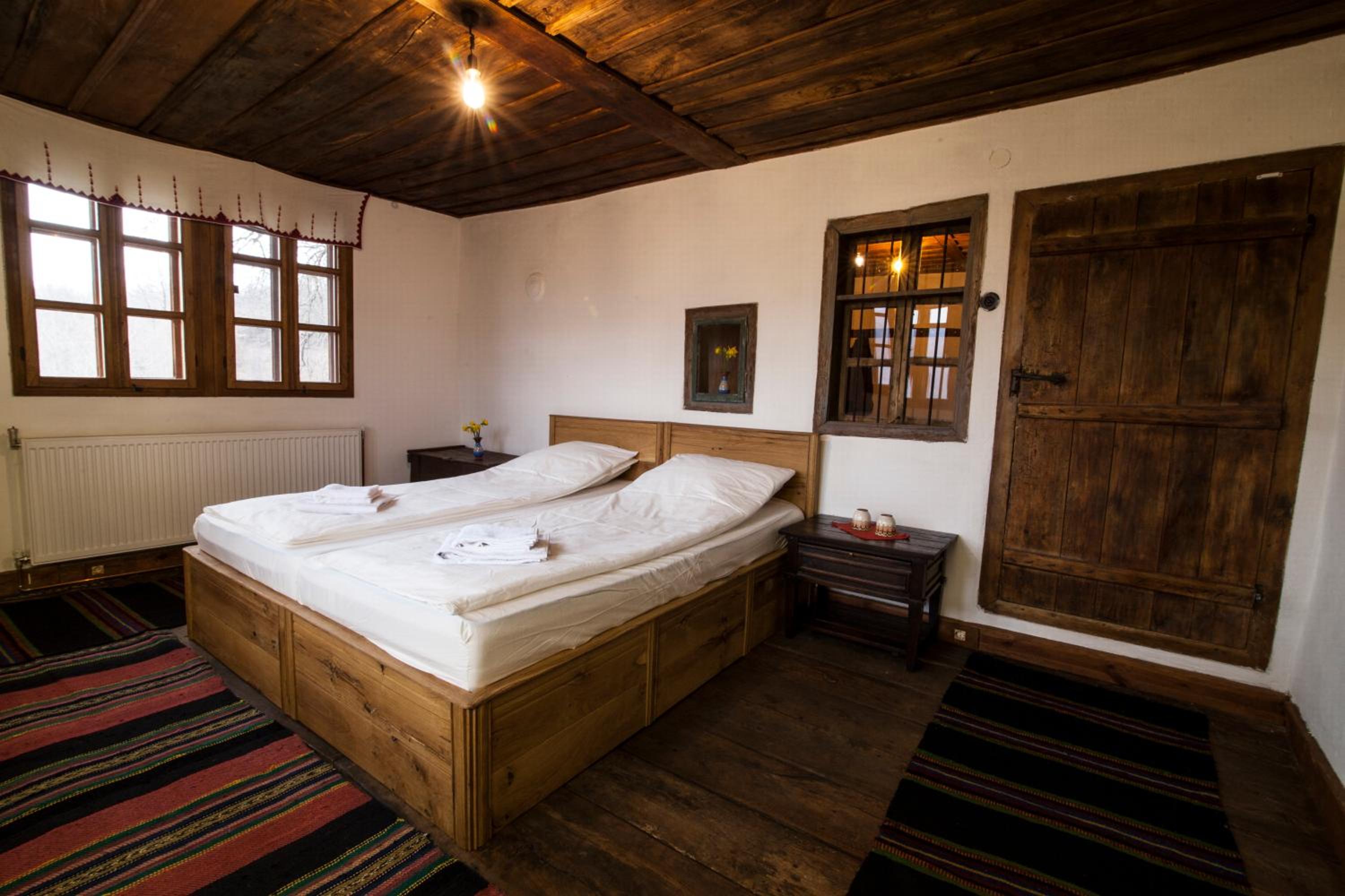 Authentic House with Stunning Mountain View - Karashka