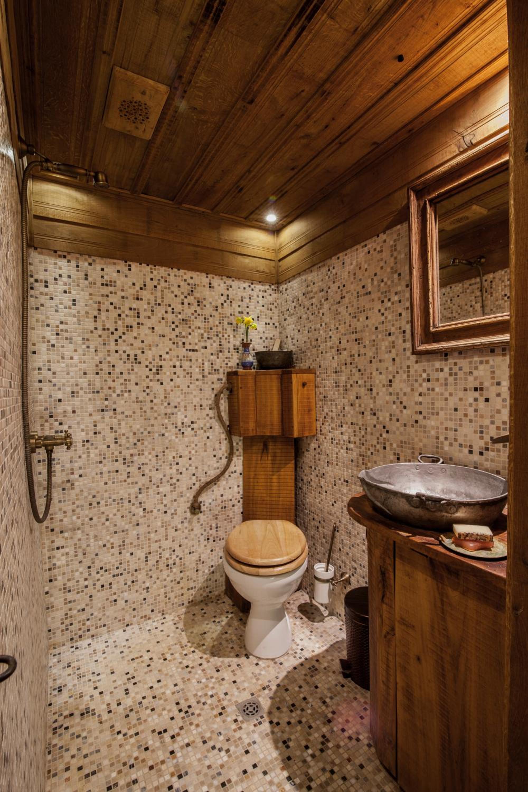 Authentic House with Stunning Mountain View - Karashka