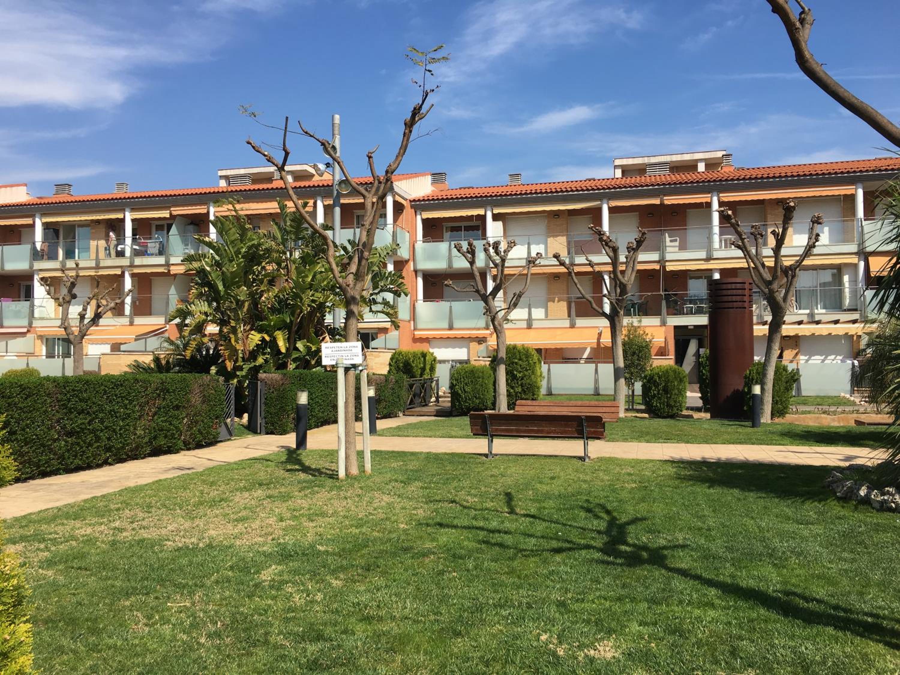 Apartamento con piscina, terraza y parking gratis 