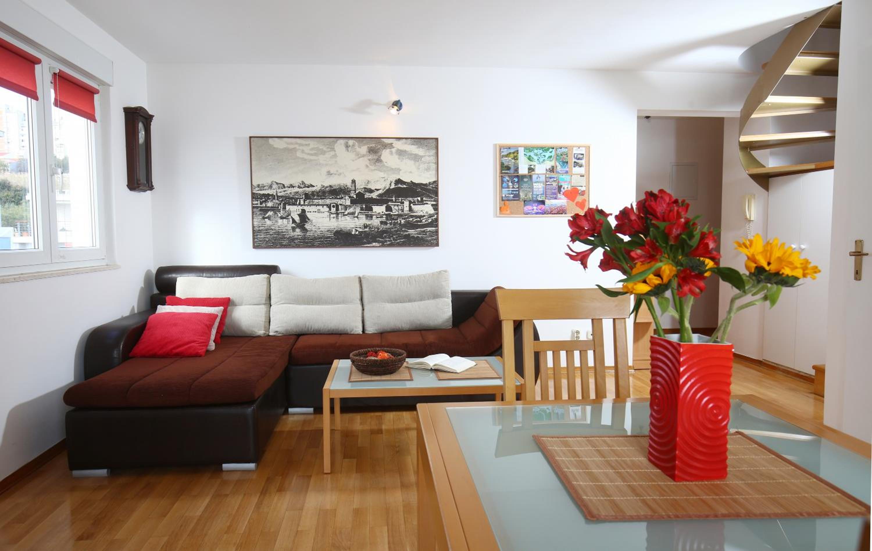 Split on the beach, 2 floors & wide terrace view 4