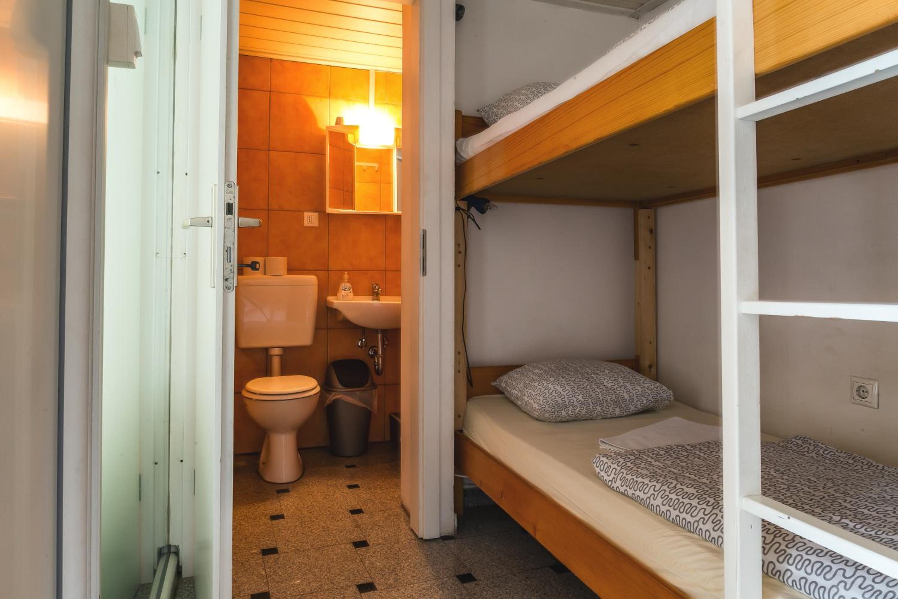 Hostel 24