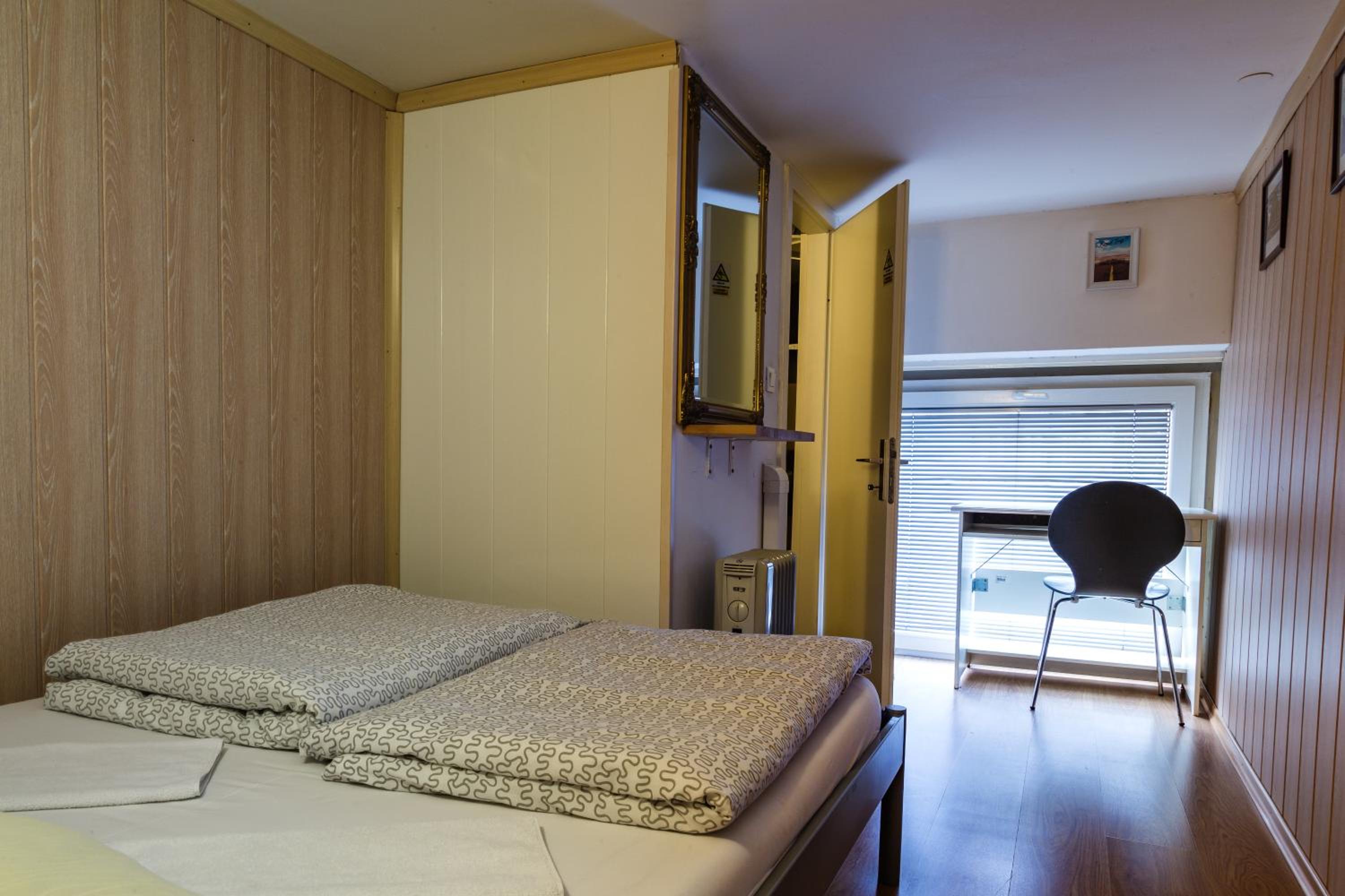 Hostel 24