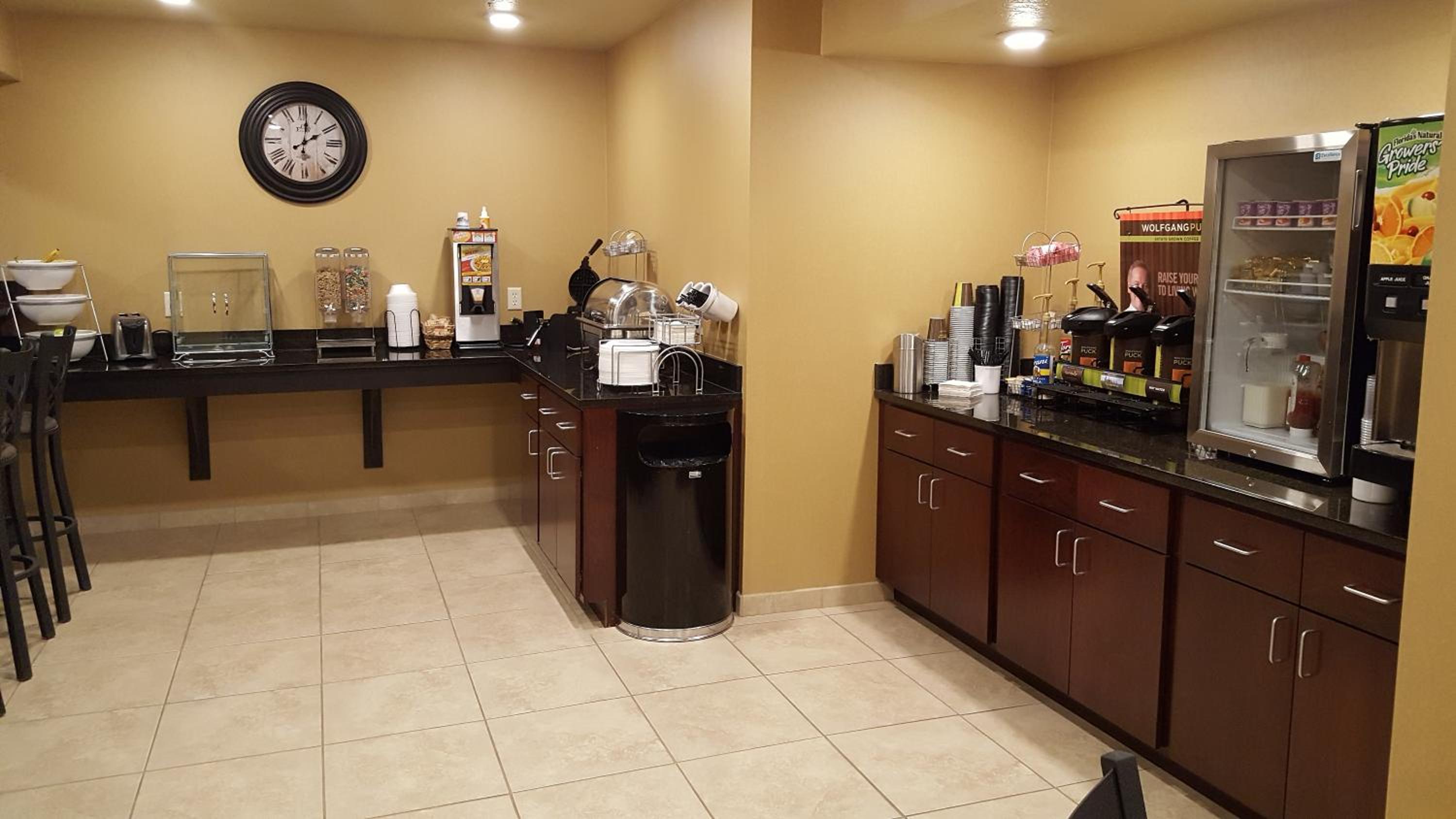 Cobblestone Inn & Suites Cambridge