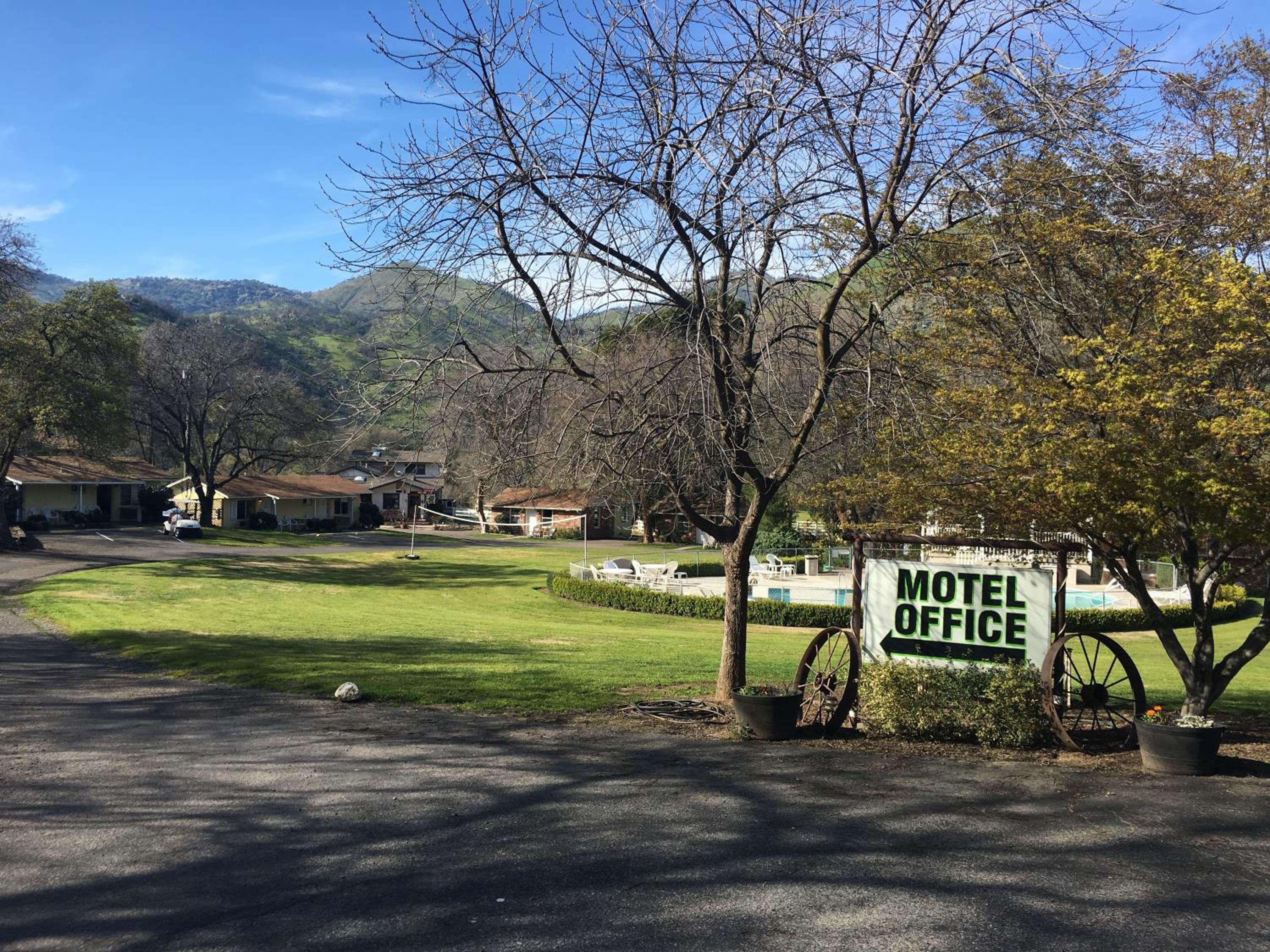 Lazy J Ranch Motel view 3