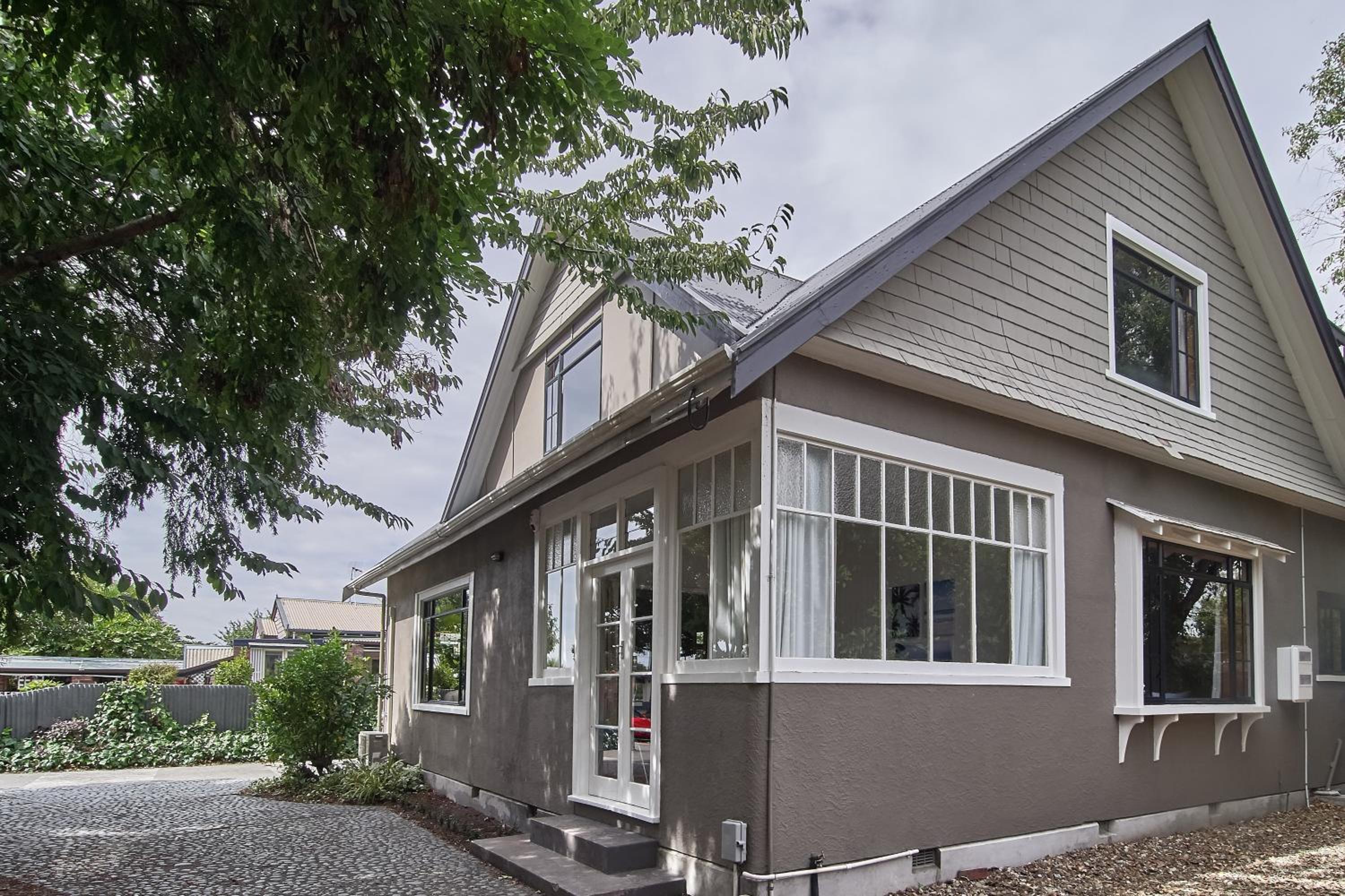 Racecourse Villa - Classic 1935 Charm & Space
