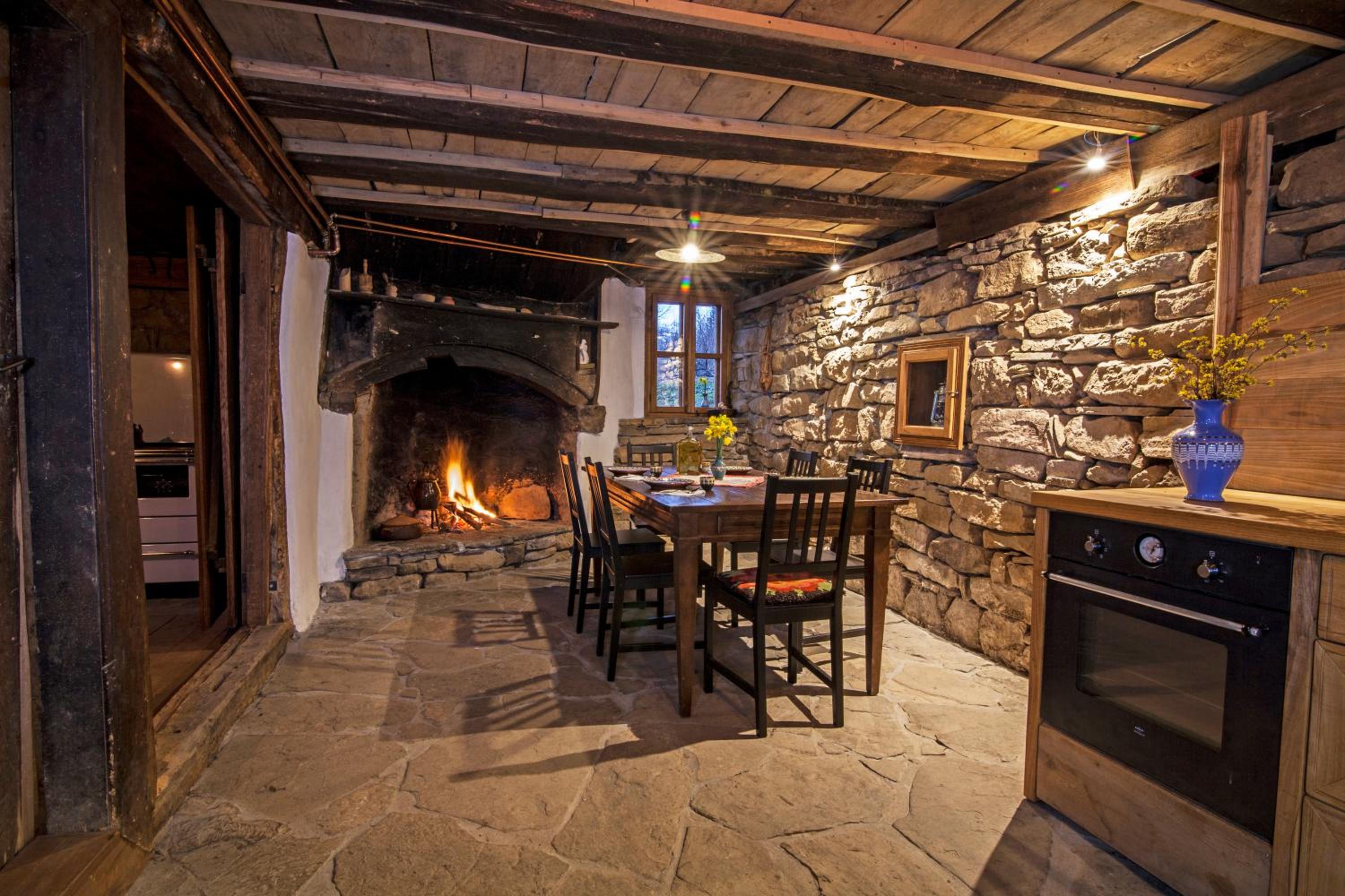 Authentic House with Stunning Mountain View - Karashka