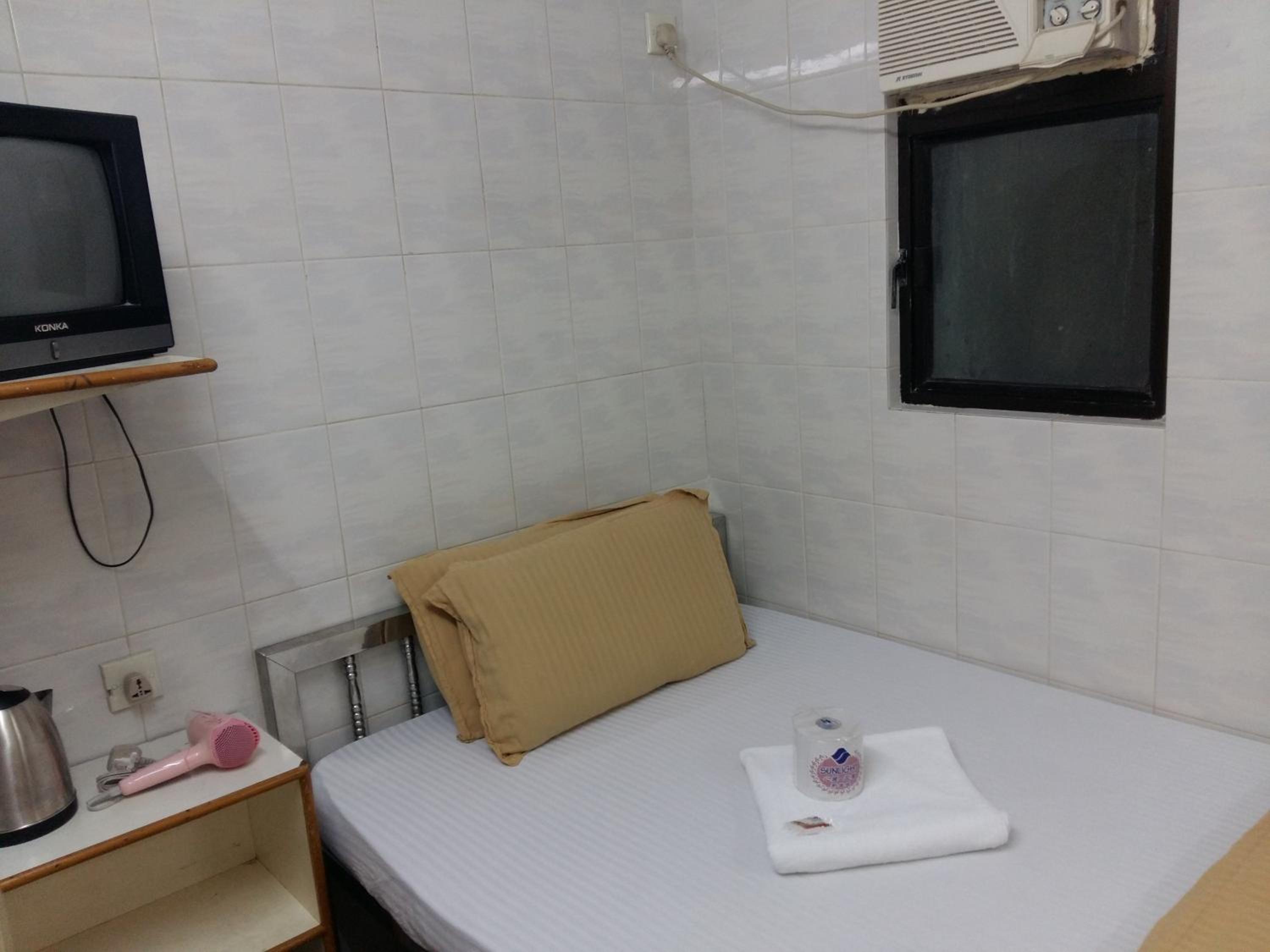 New Yan Yan Guest House reception 9th floor Flat E4 E6 - Image 4