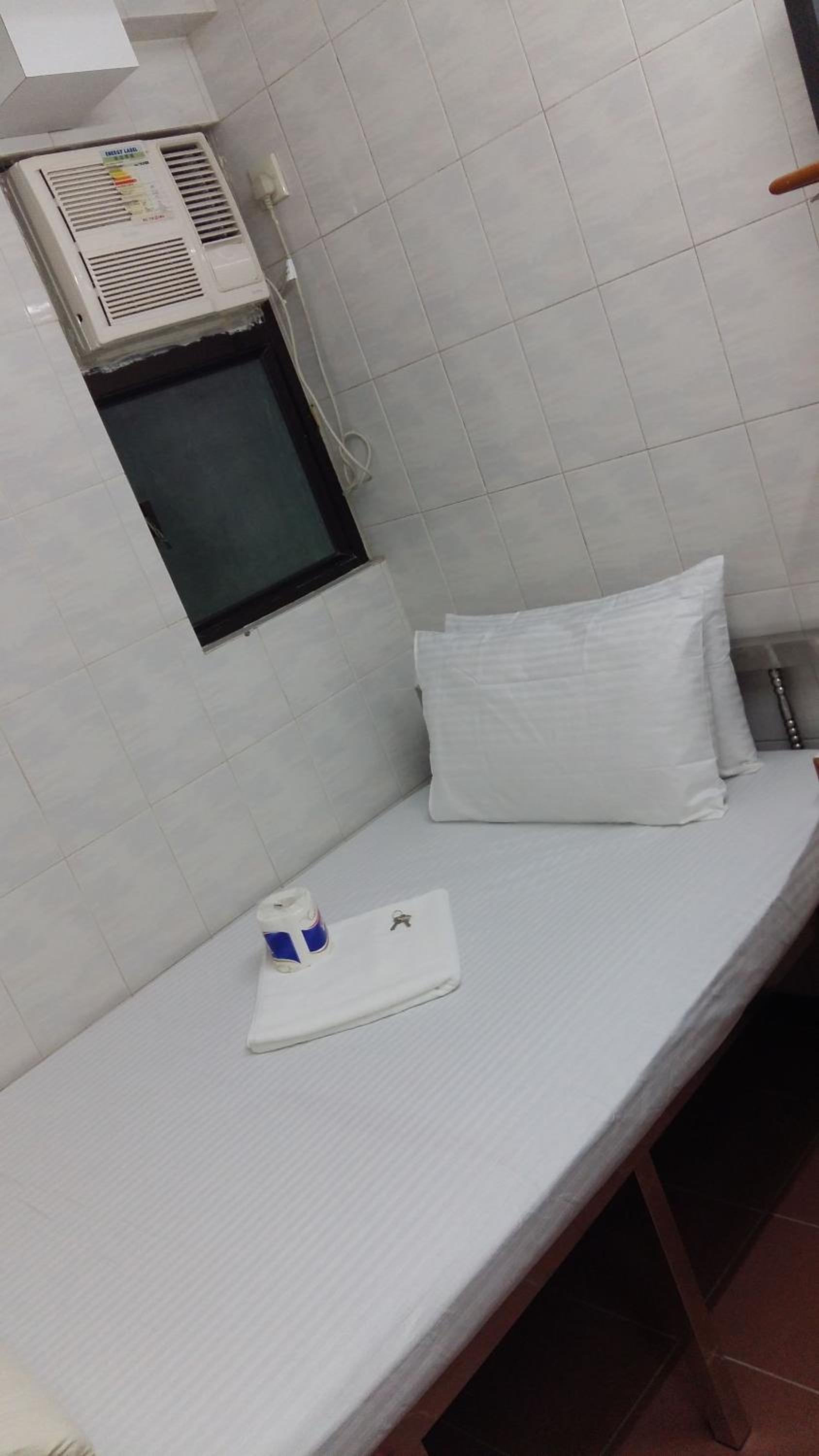 New Yan Yan Guest House reception 9th floor Flat E4 E6 - Image 2