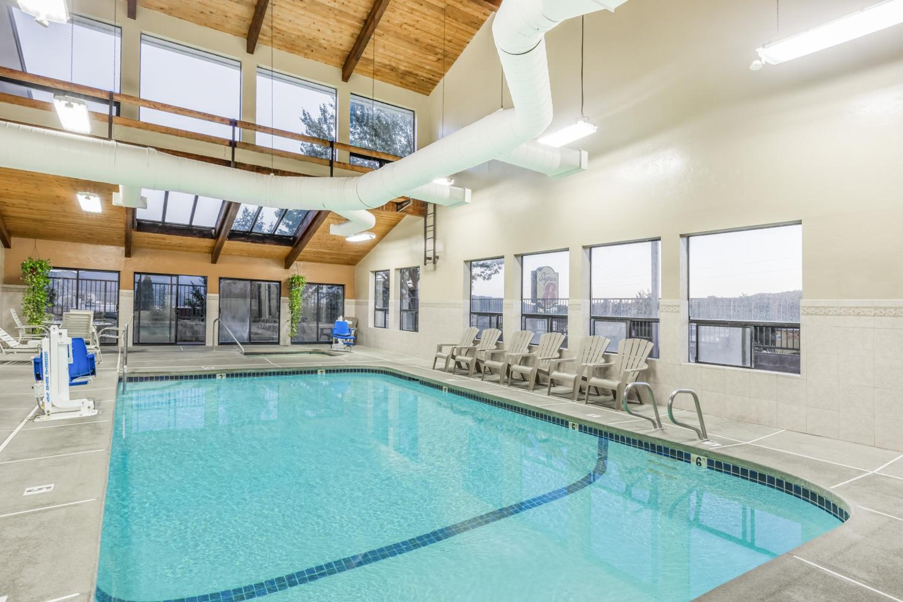 Super 8 by Wyndham Grants Pass view 4