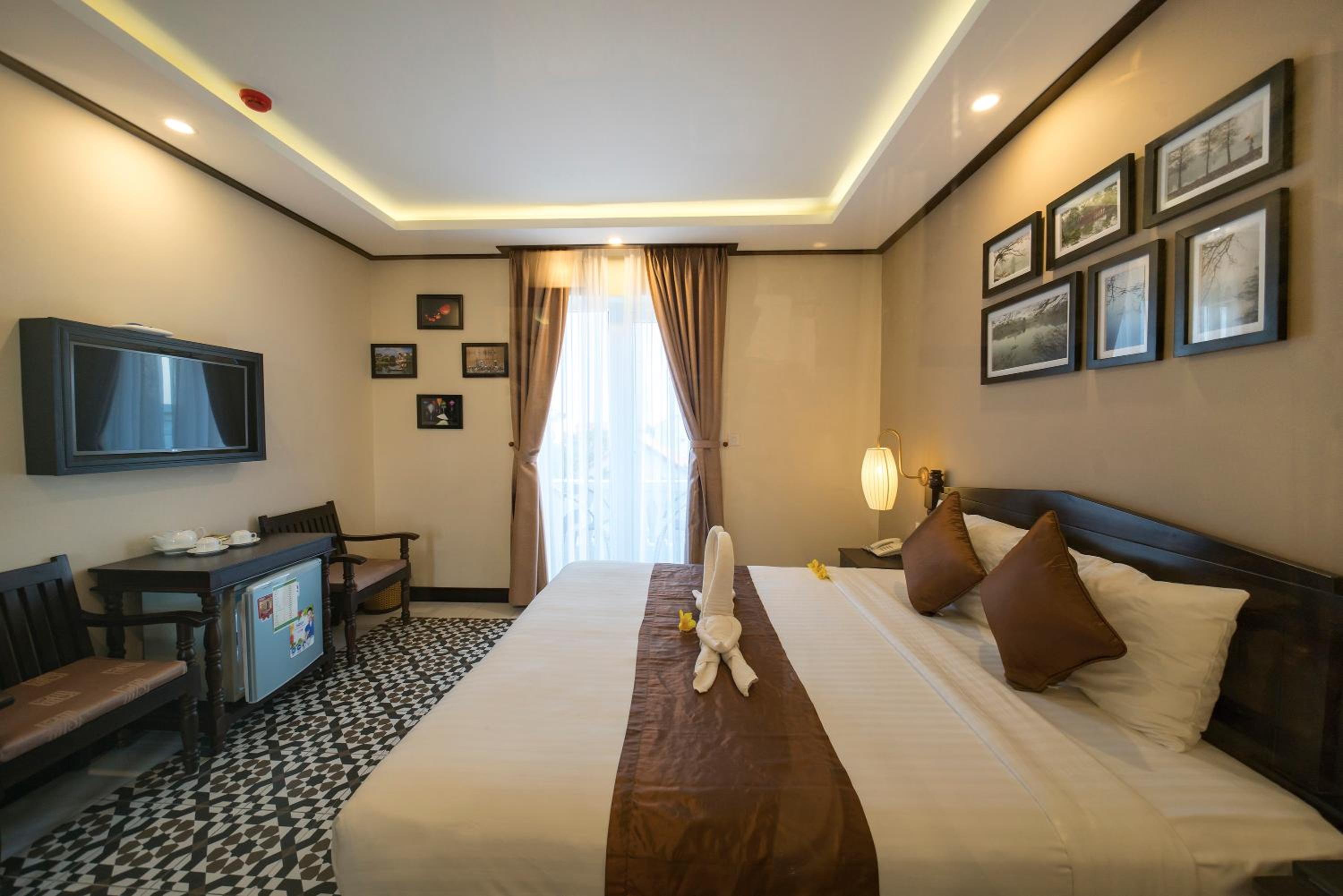 Golden Bell Backpacker Hotel & Pool Bar
