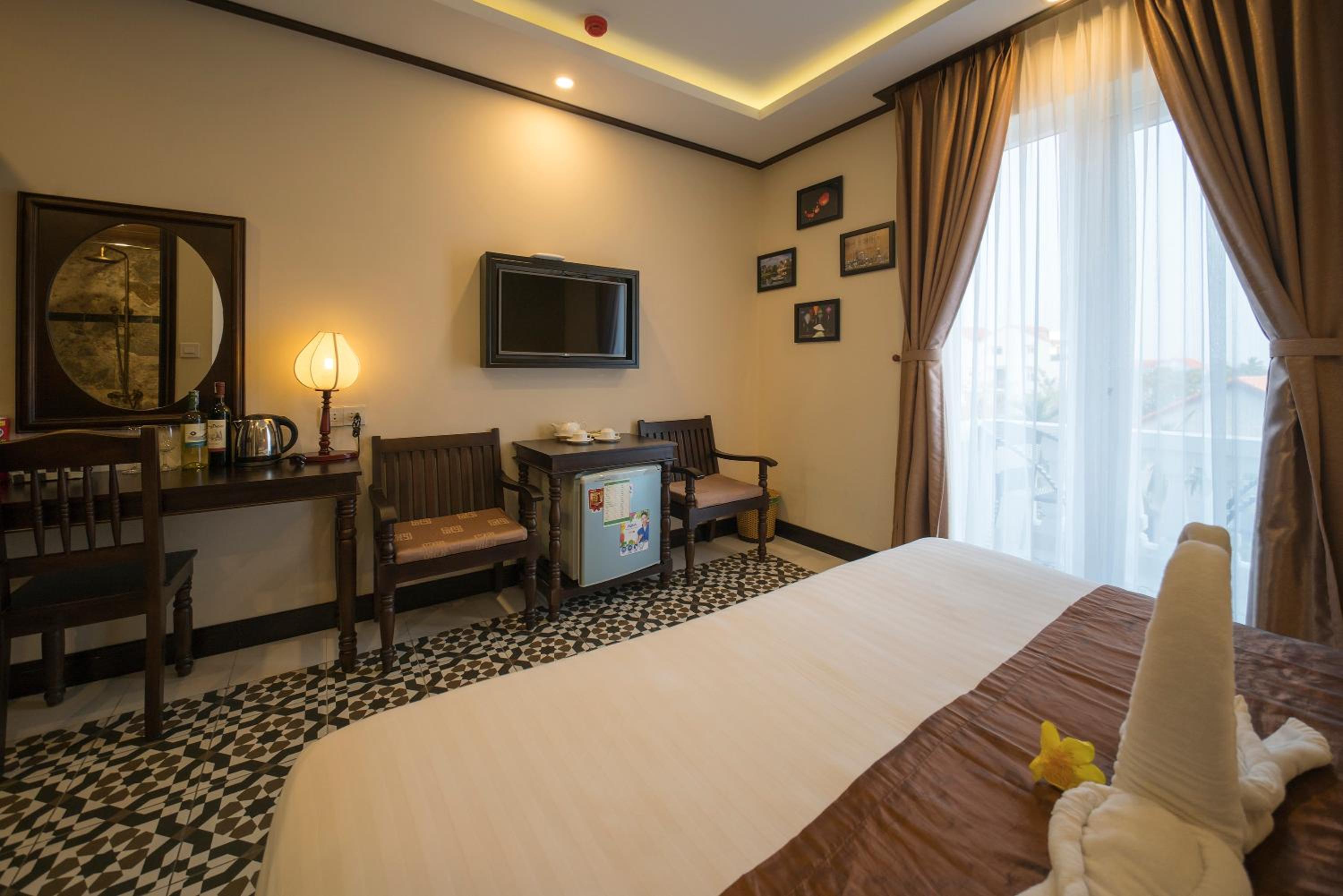 Golden Bell Backpacker Hotel & Pool Bar