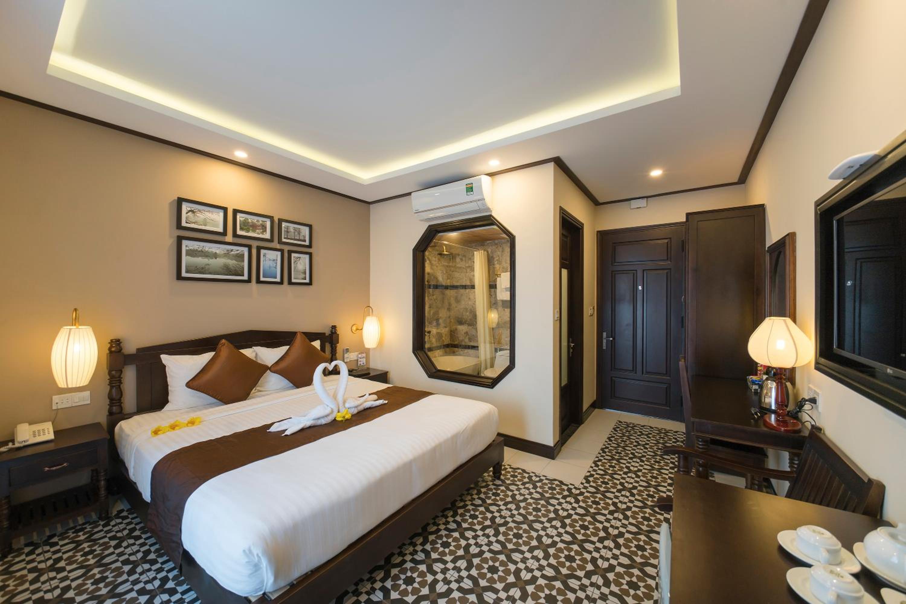 Golden Bell Backpacker Hotel & Pool Bar