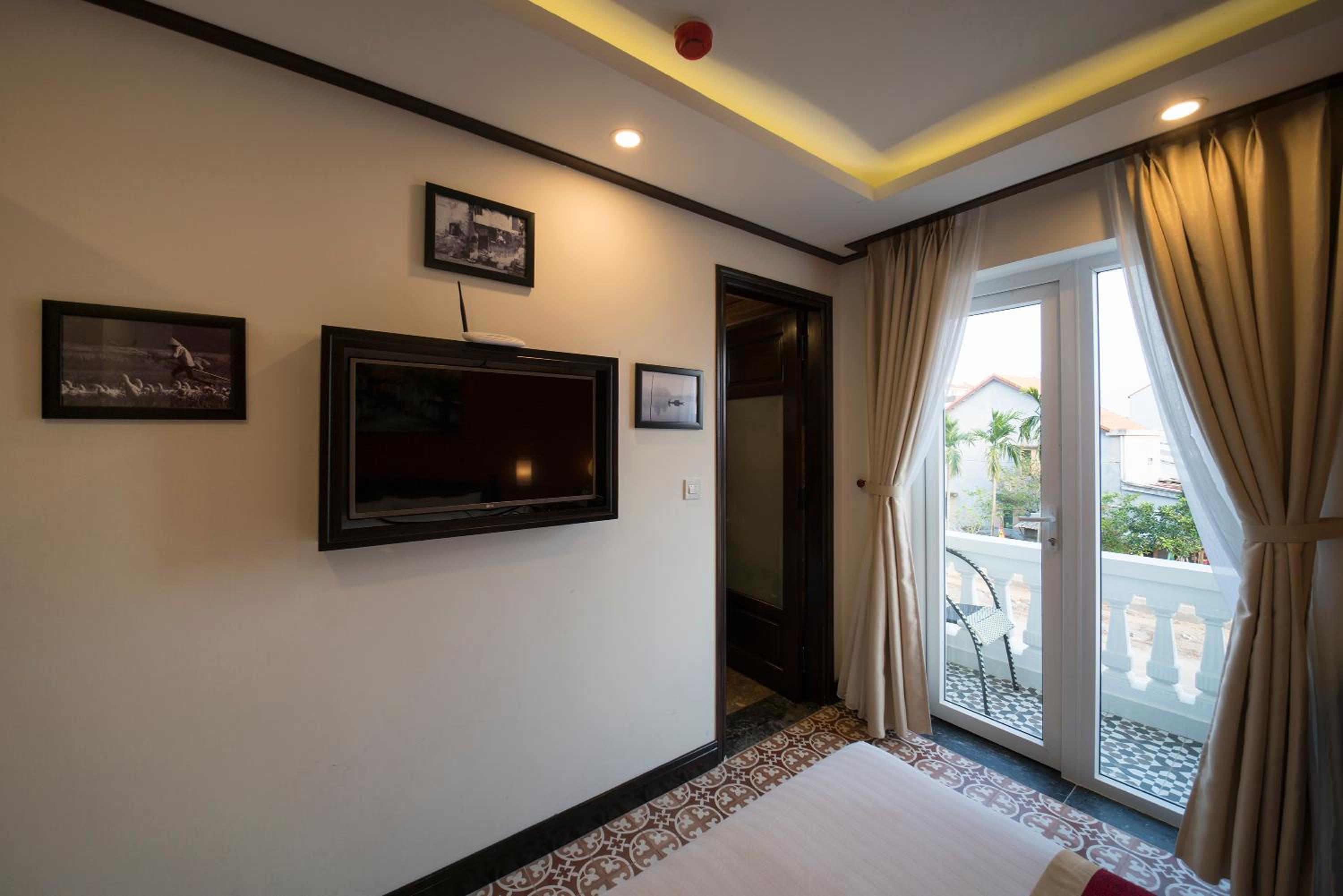 Golden Bell Backpacker Hotel & Pool Bar