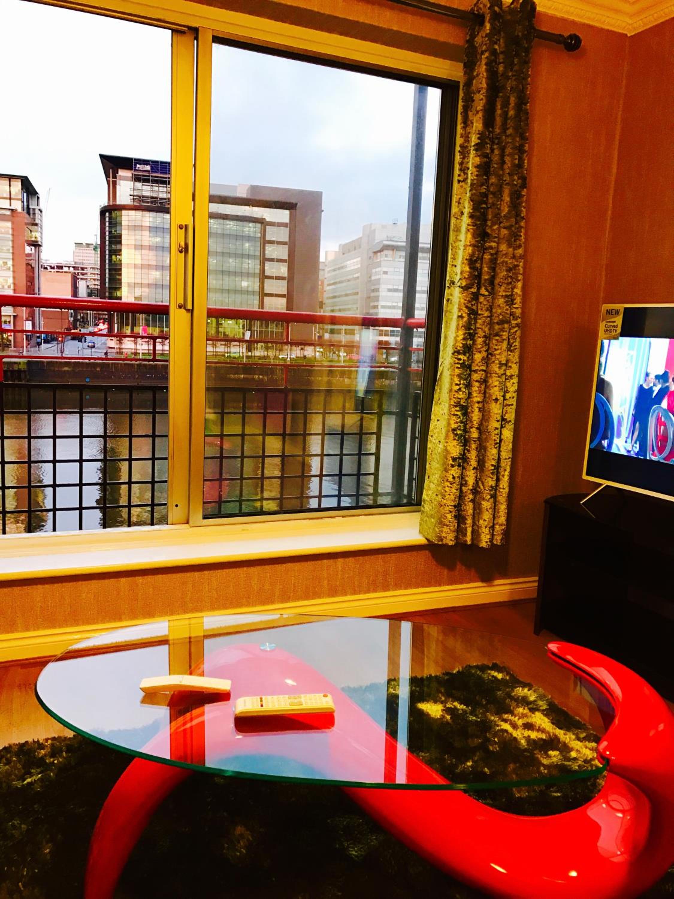 Glasgow City Centre Flat with River Views and Parking view 4