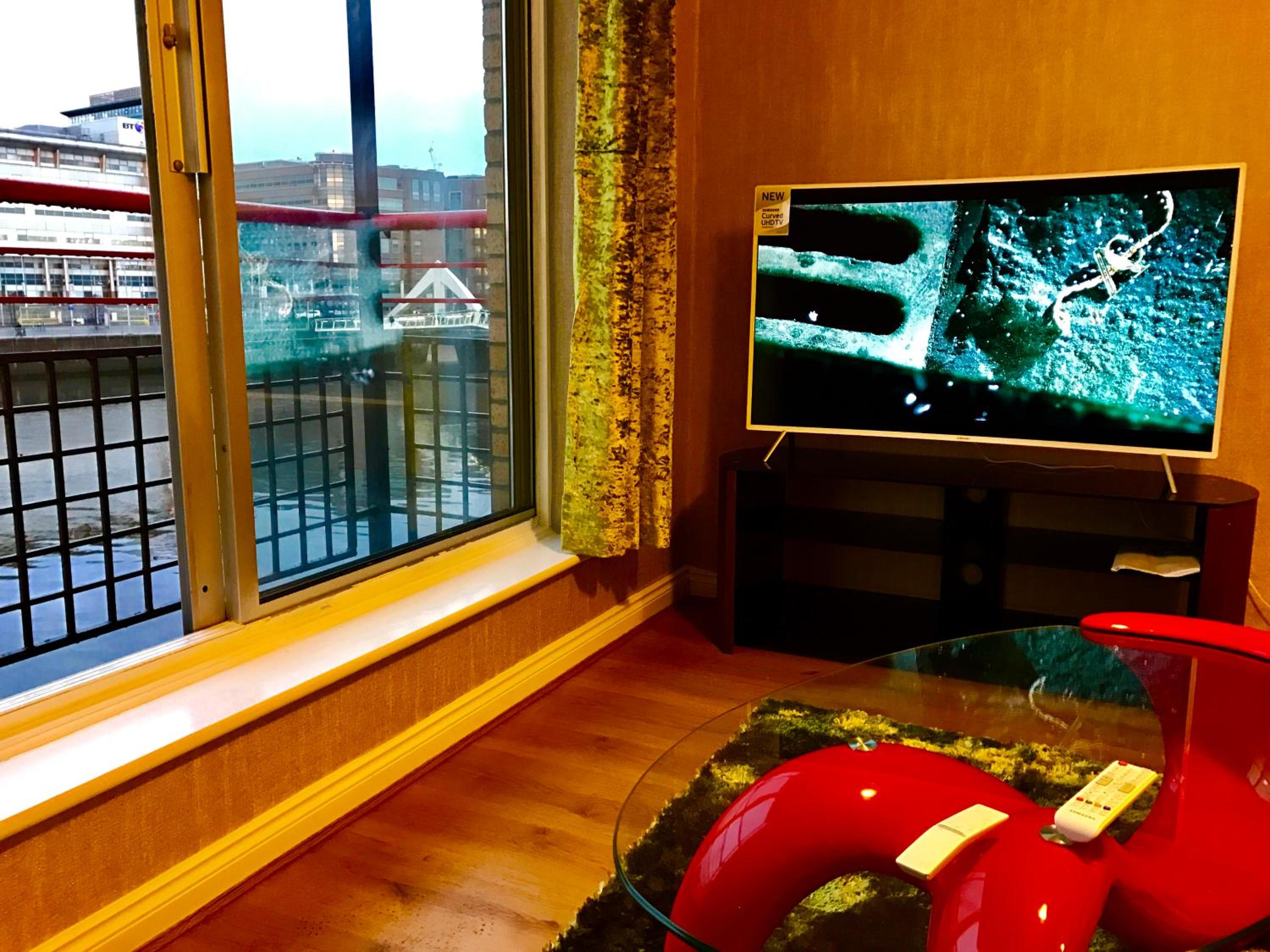 Glasgow City Centre Flat with River Views and Parking view 2