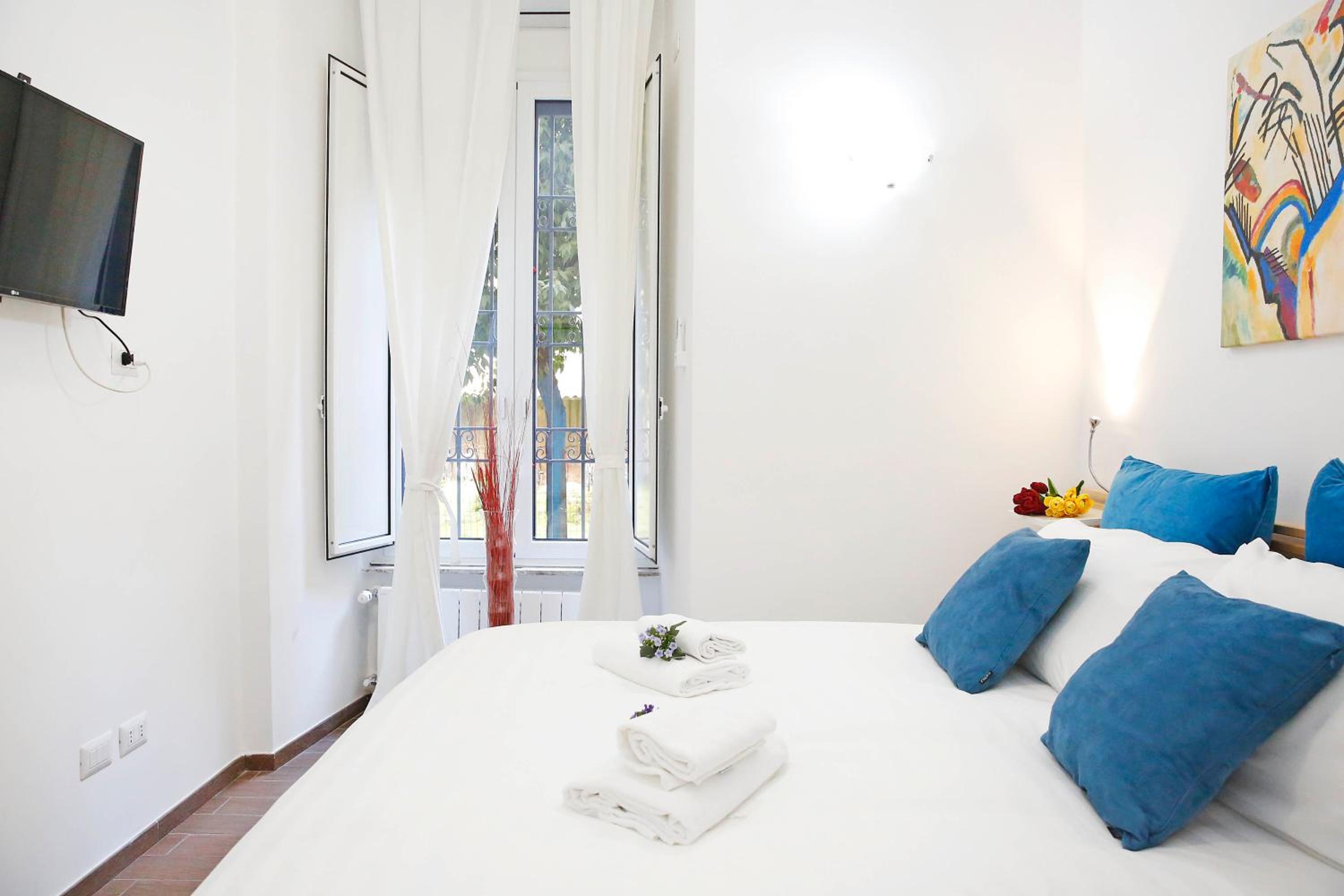 Castel Sant Angelo's Harmonious Apartment