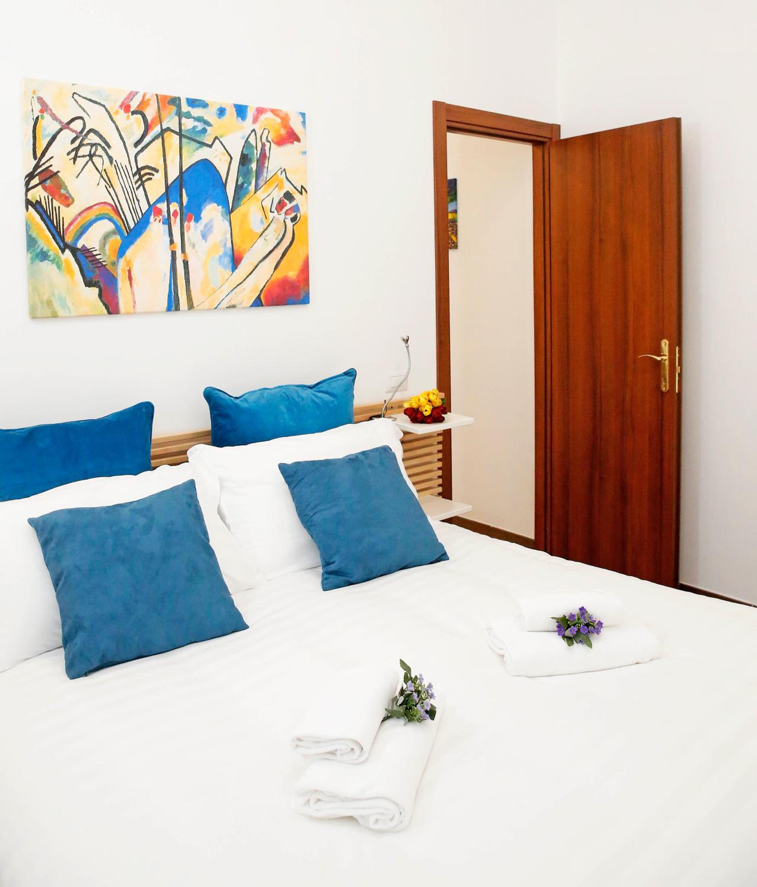 Castel Sant Angelo's Harmonious Apartment