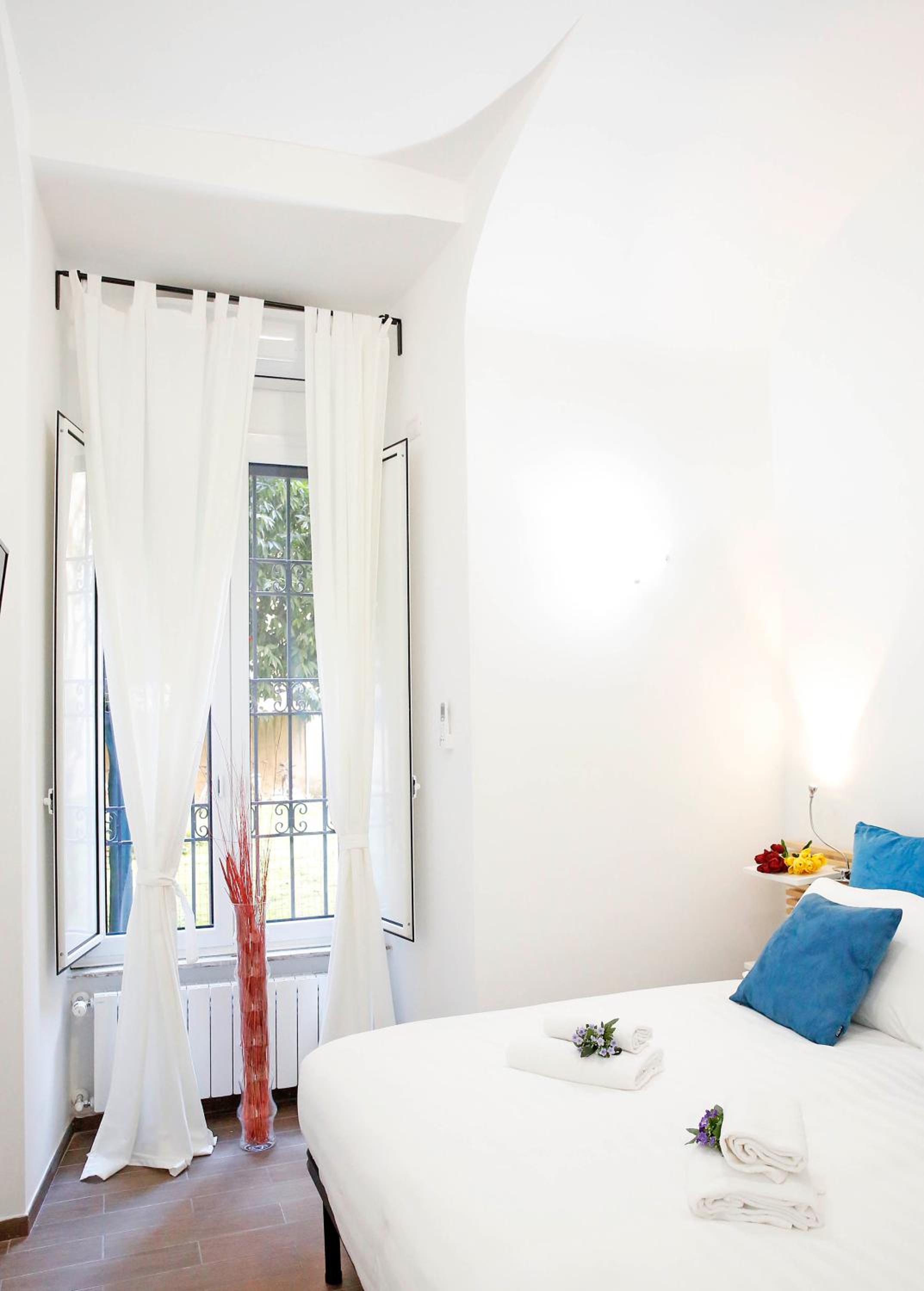 Castel Sant Angelo's Harmonious Apartment