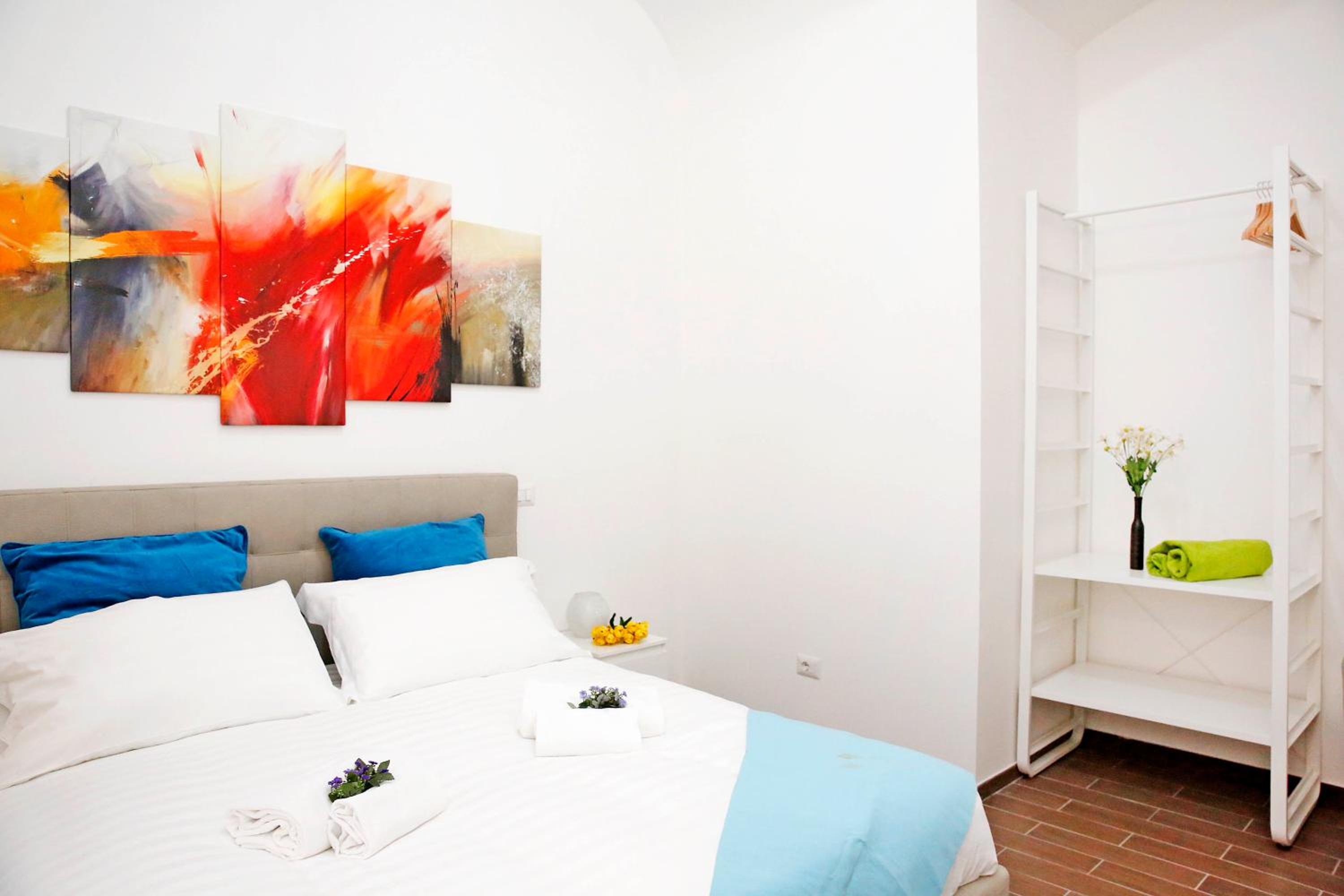 Castel Sant Angelo's Harmonious Apartment