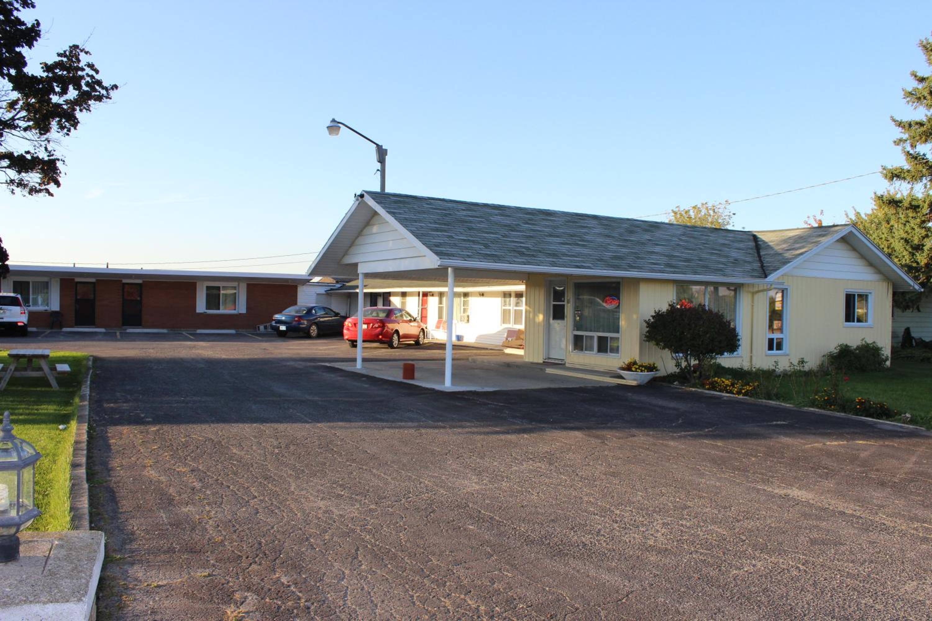 Colonial Motel
