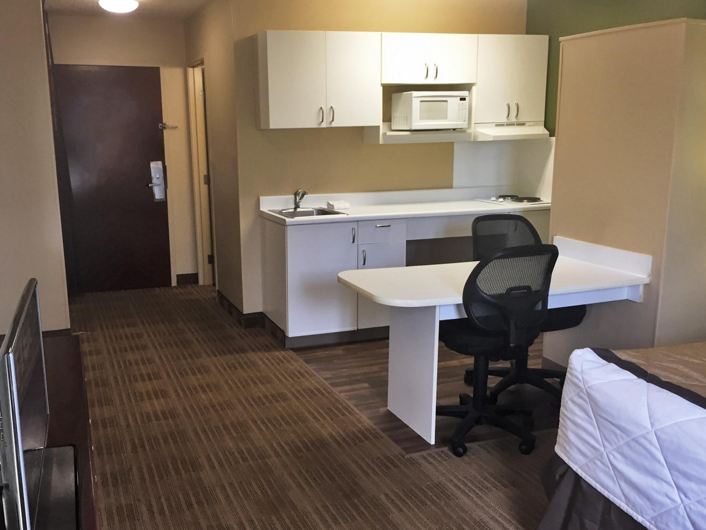 Downers Grove Vacations - Extended Stay America Select Suites - Chicago - Downers Grove - Property Image 14