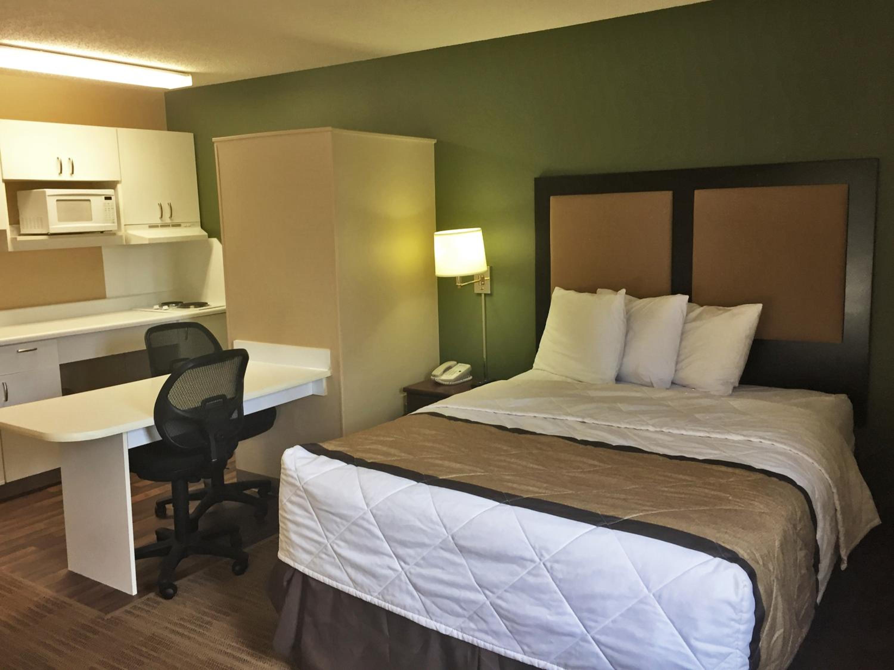 Downers Grove Vacations - Extended Stay America Select Suites - Chicago - Downers Grove - Property Image 15