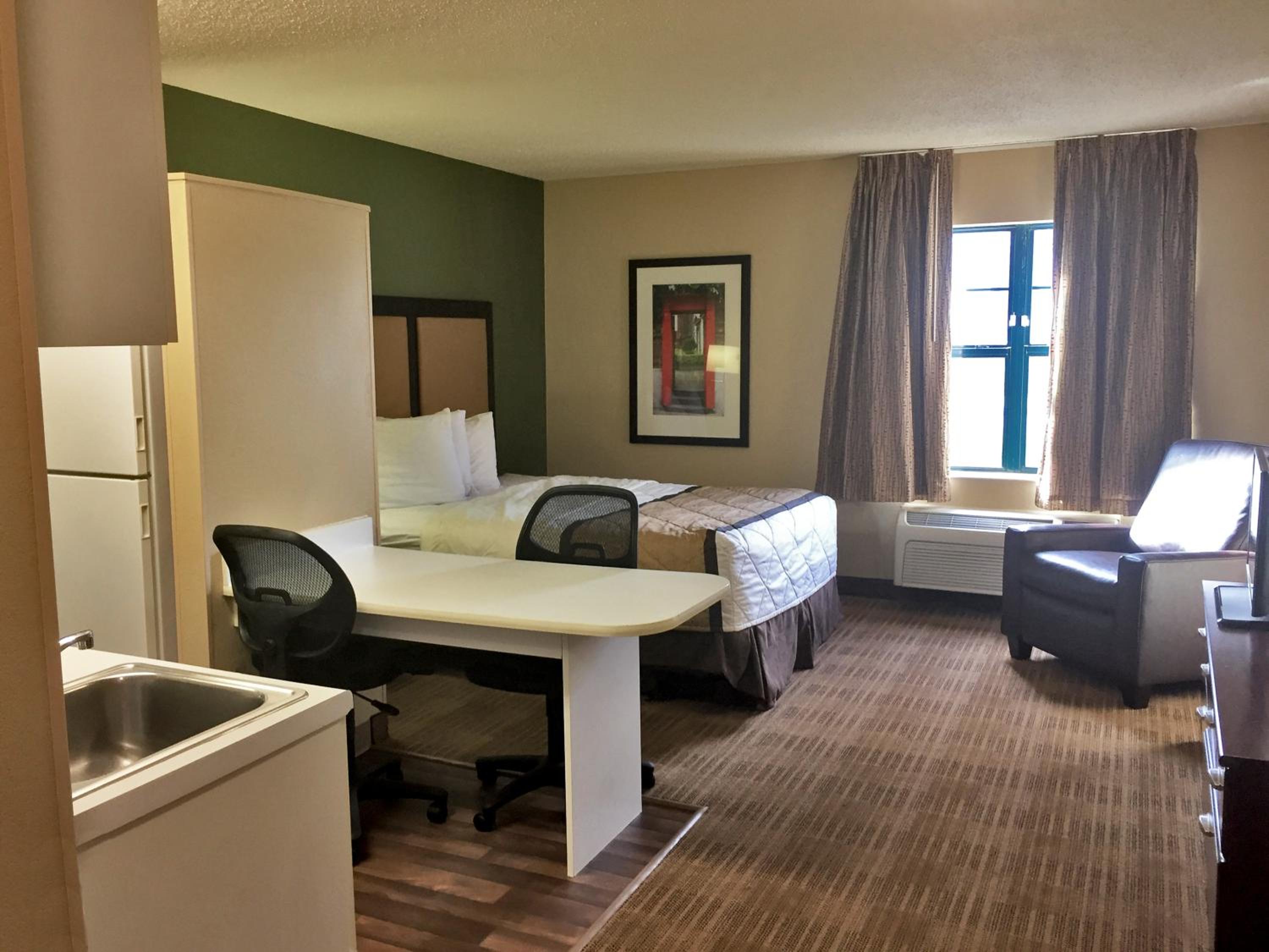Downers Grove Vacations - Extended Stay America Select Suites - Chicago - Downers Grove - Property Image 16