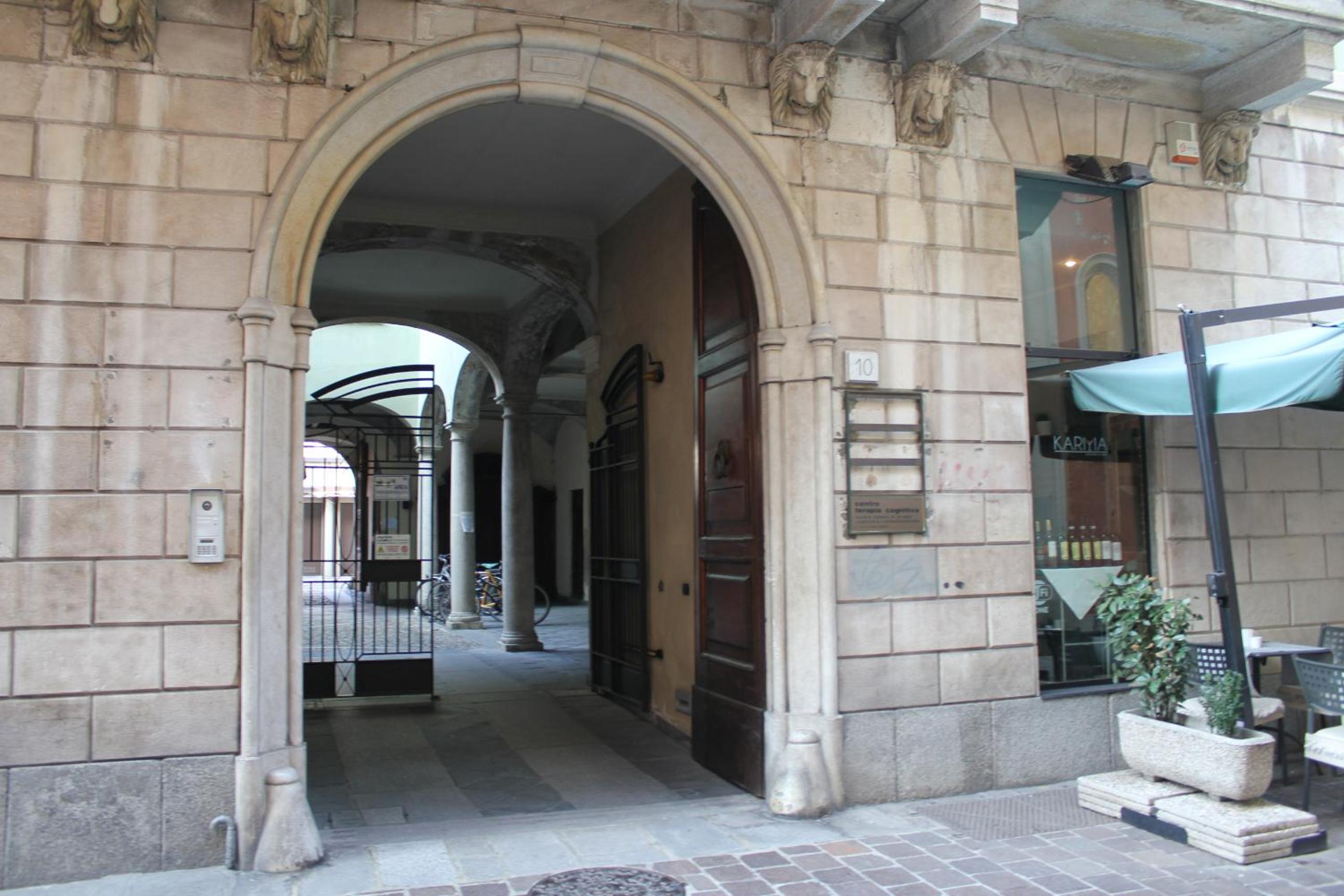 Via Rusconi 10 - byMyHomeinComo view 3