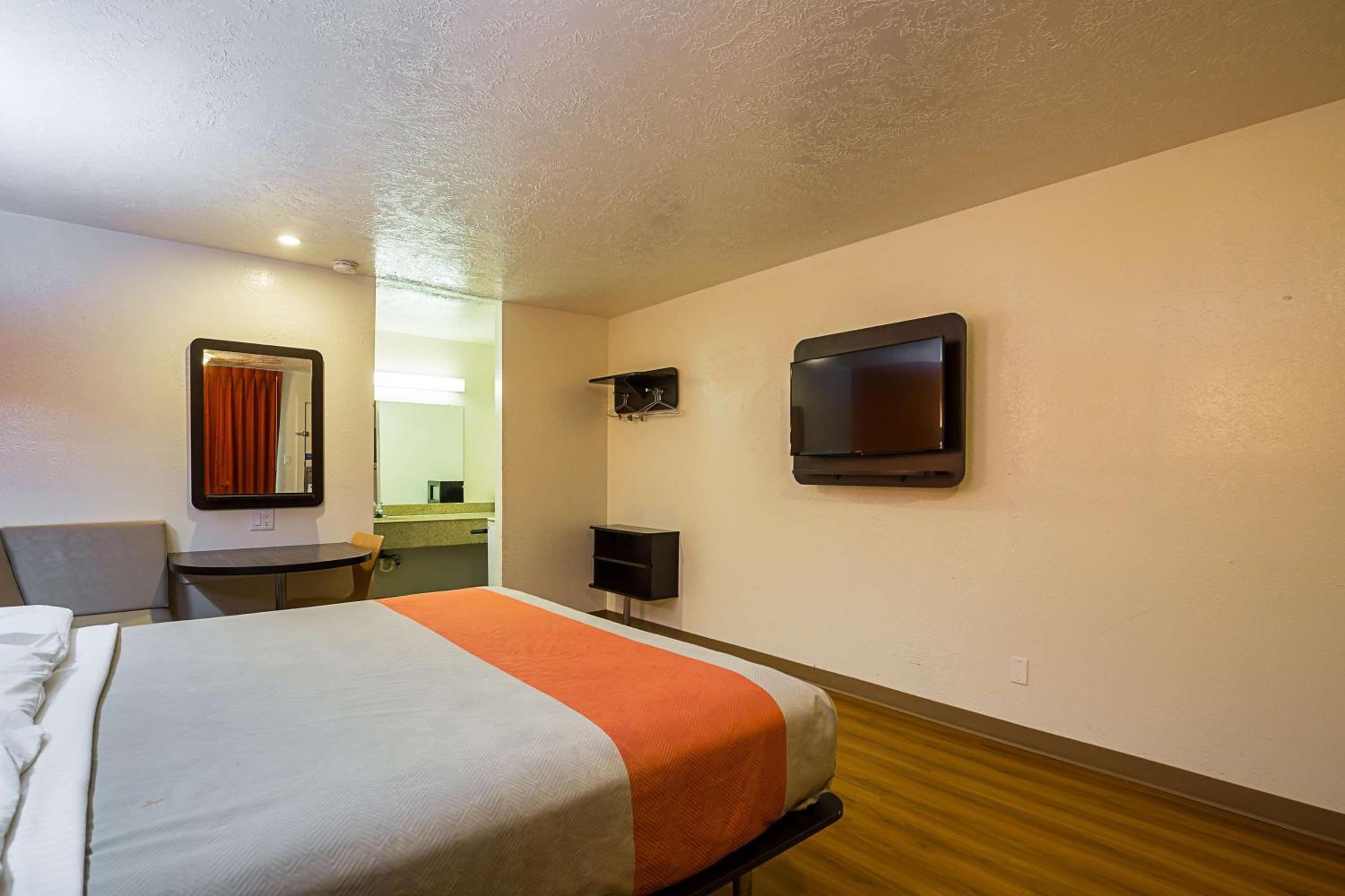 Motel 6-Madisonville, TX