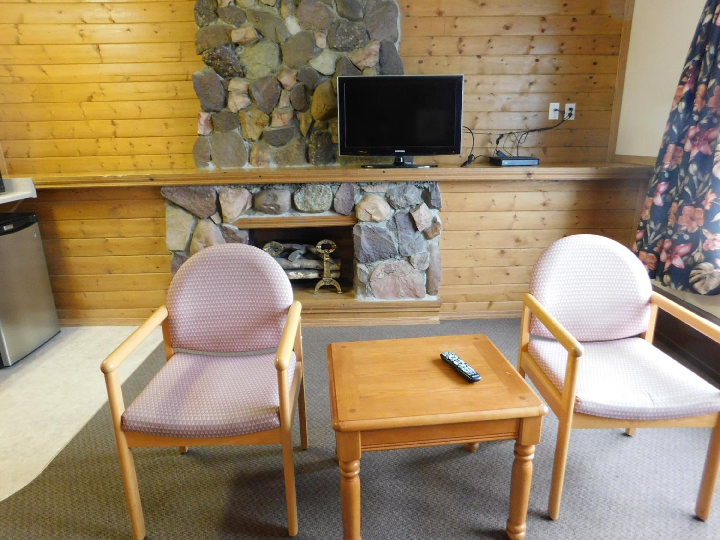 Hinton Vacations - Timberland Hotel - Property Image 4