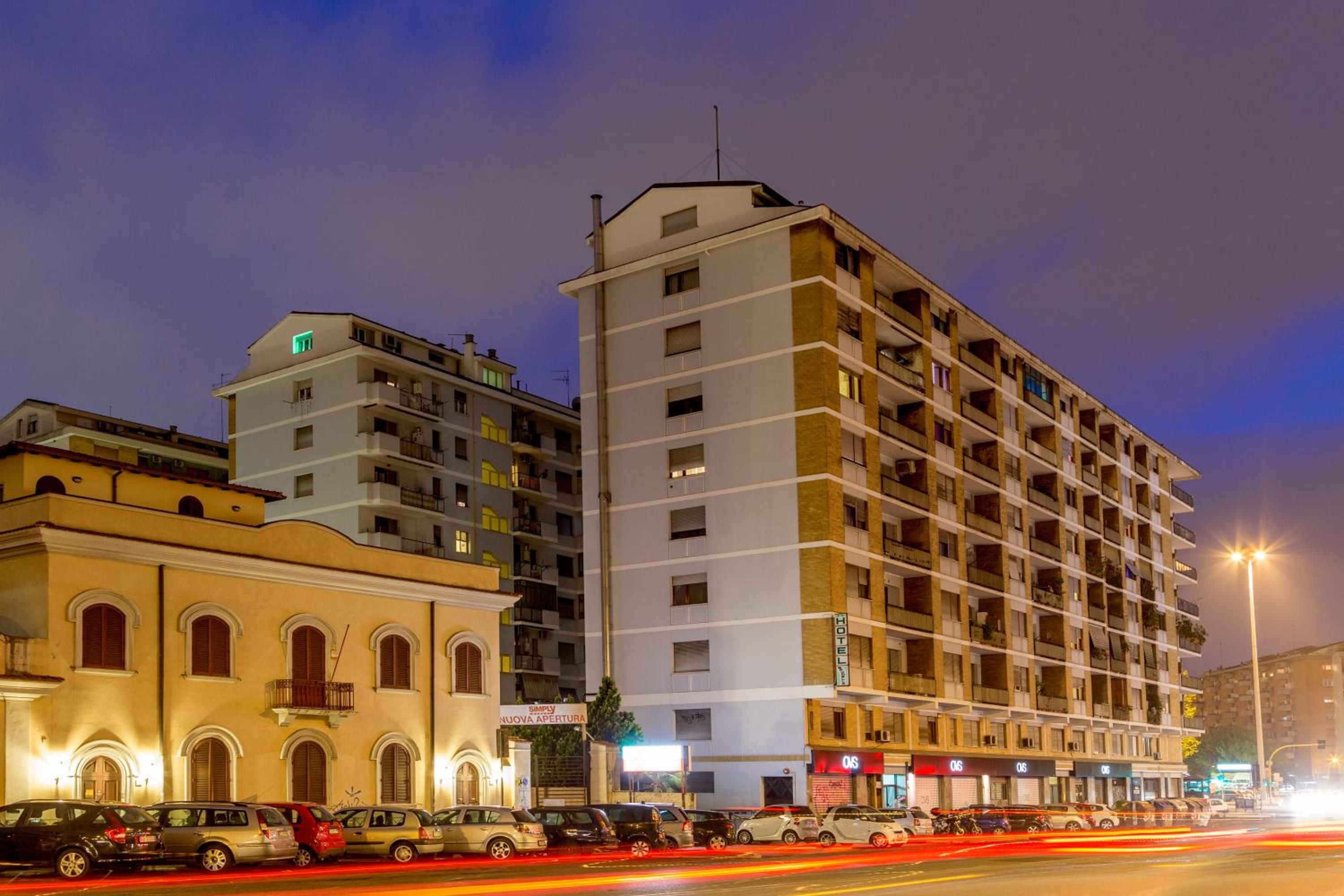 Radio Hotel en Rome — building