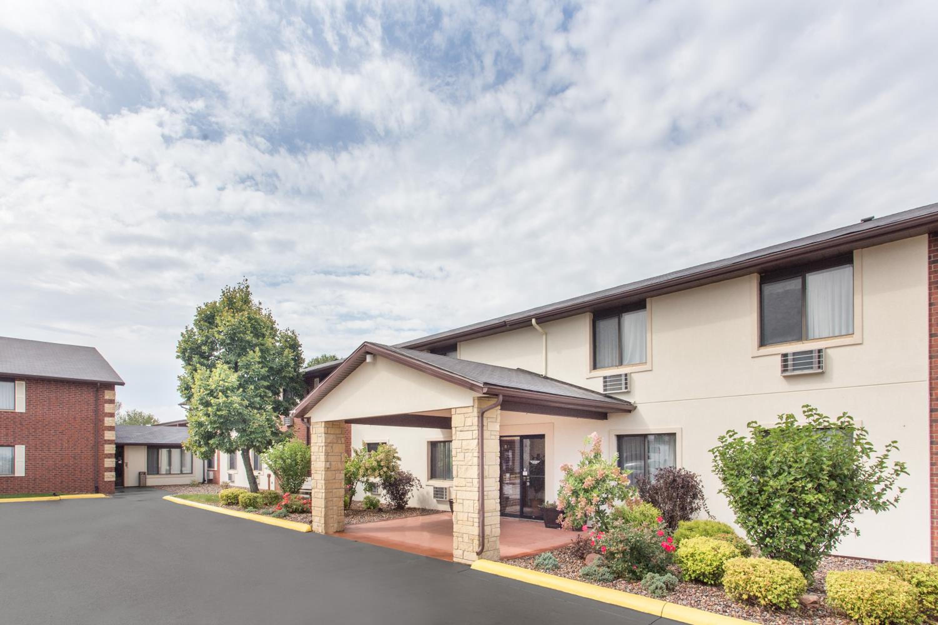 Baymont by Wyndham Dubuque view 2