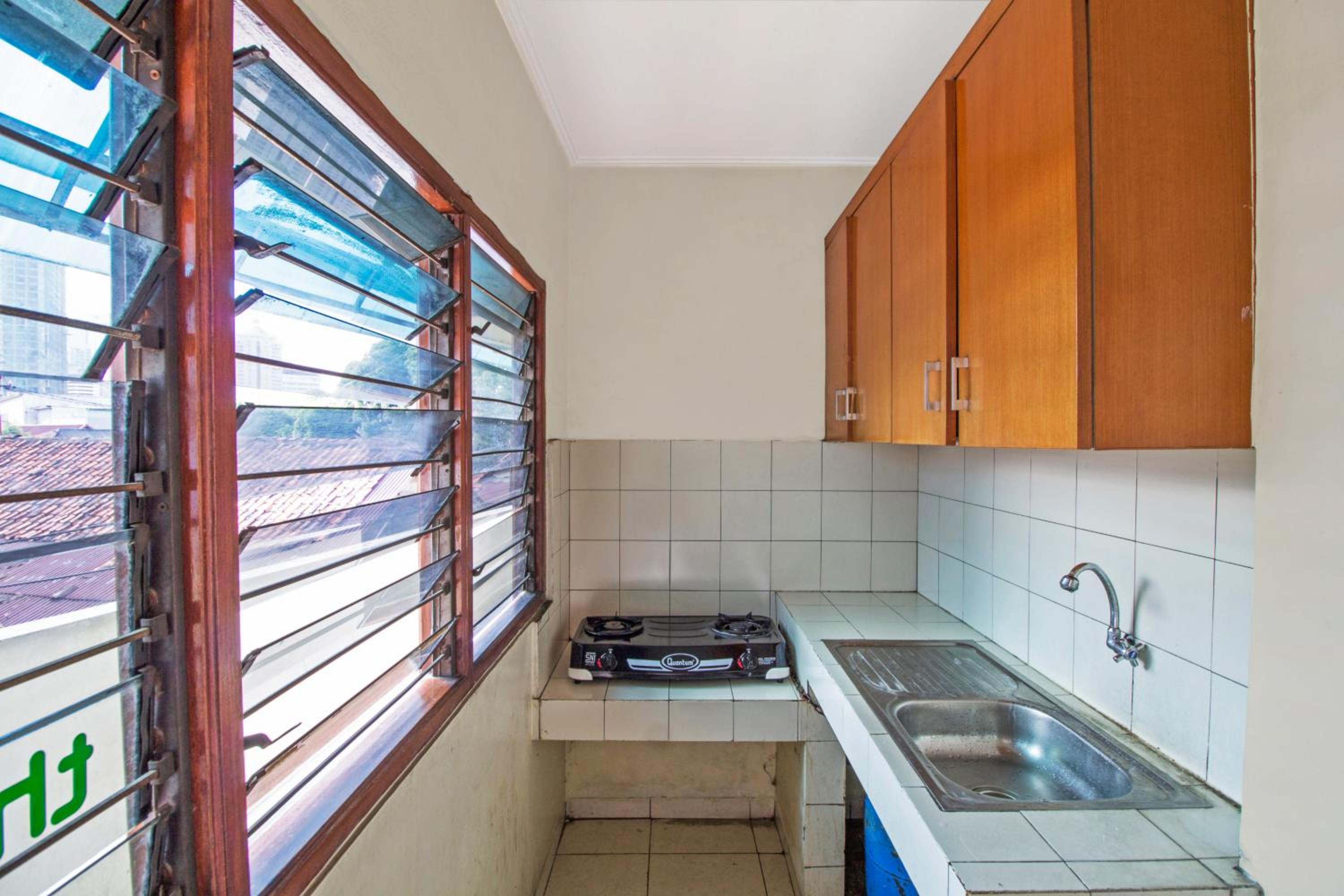 RedDoorz Plus near Ciputra World Kuningan 2