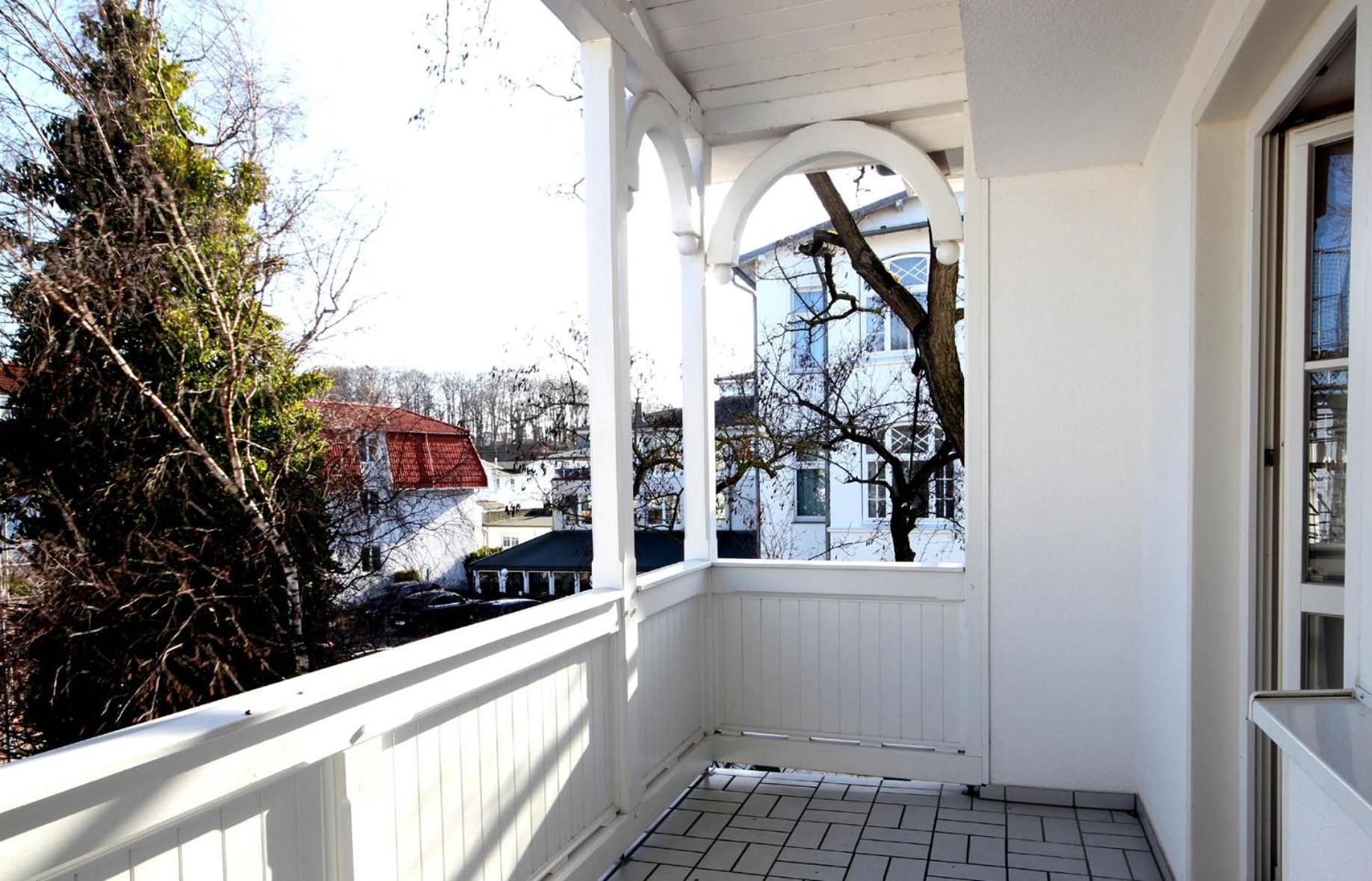 Haus Volksbank - by Rujana