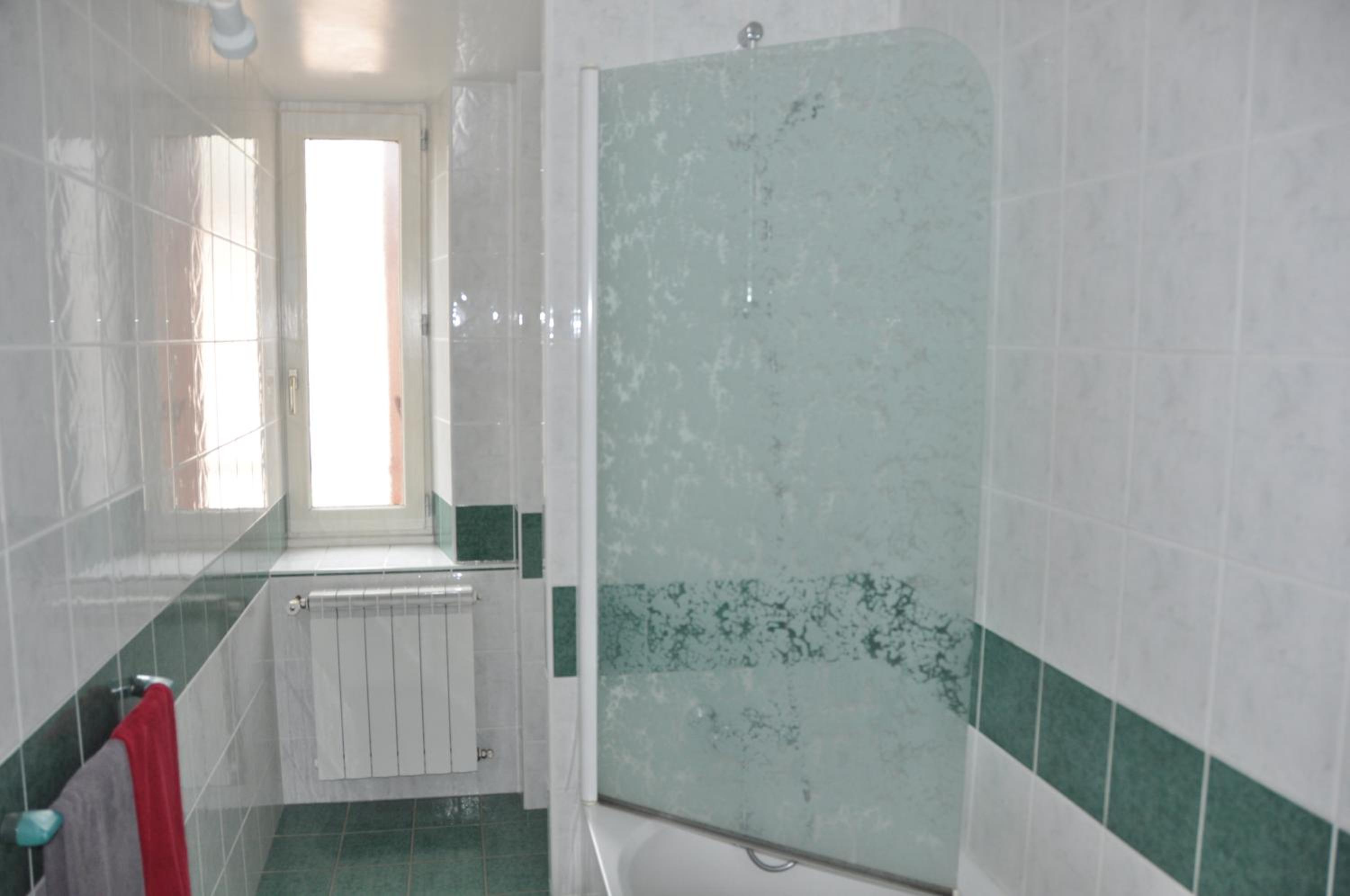 Le Florentin en Florentin-la-Capelle — bathroom