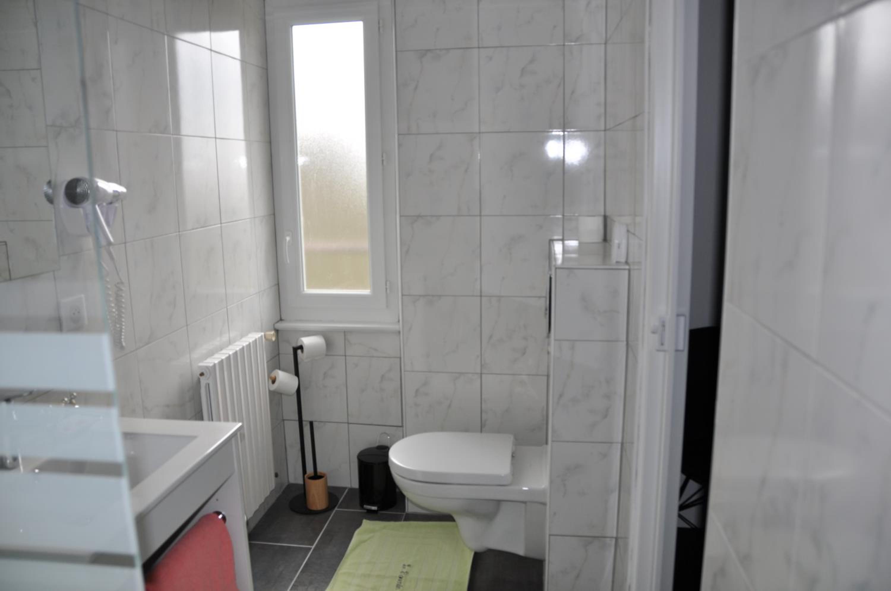 Le Florentin en Florentin-la-Capelle — bathroom