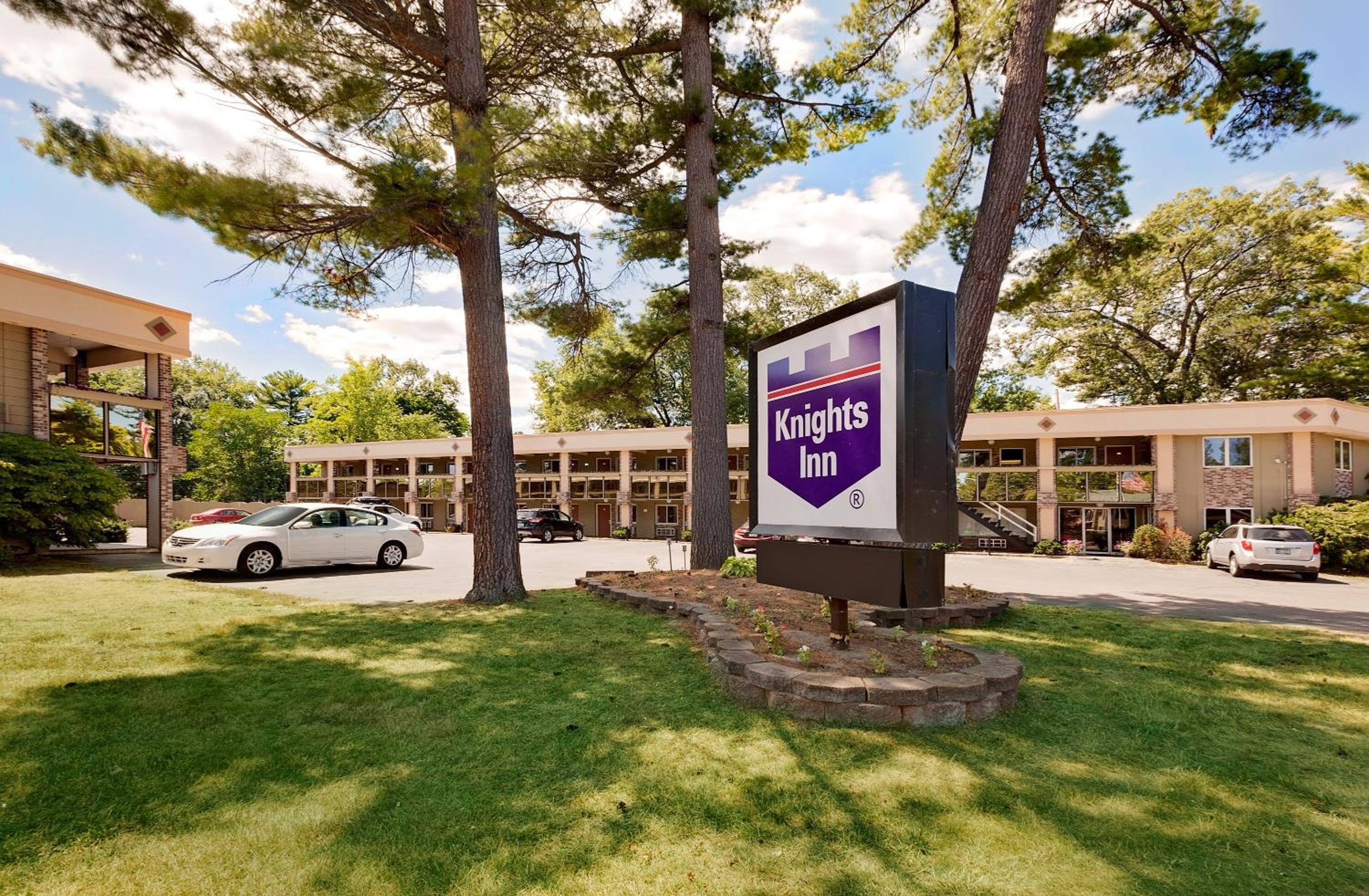 Hotel Knights Inn Traverse City - Image 1