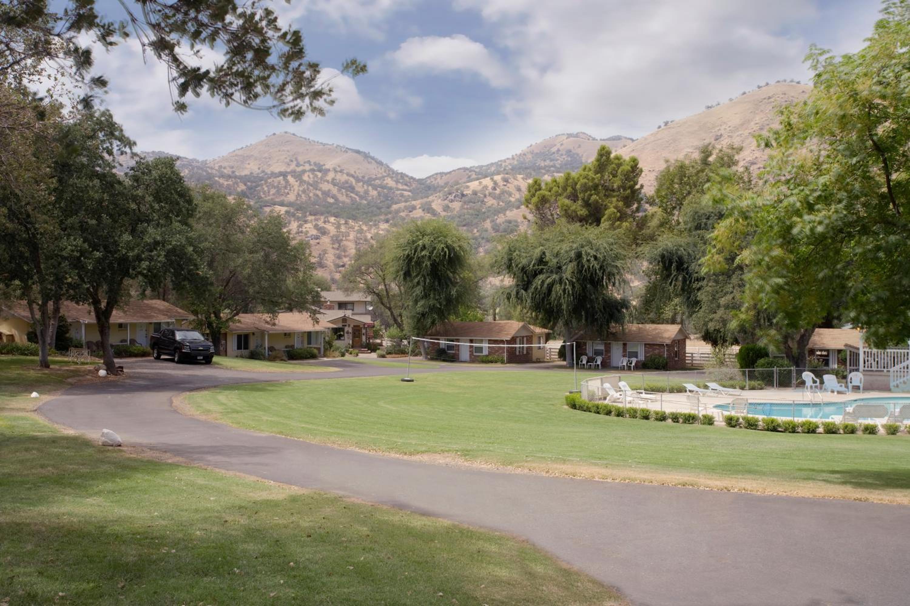 Three Rivers Vacations - Lazy J Ranch Motel - Property Image 11