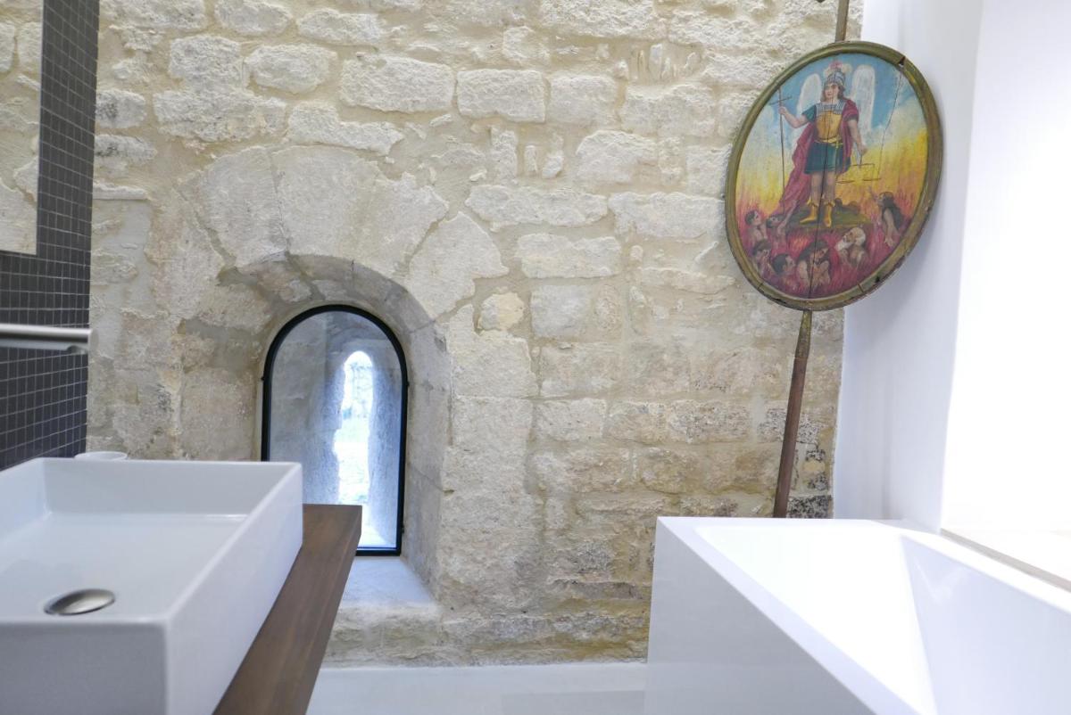 Tour Sarrazine de Montaren