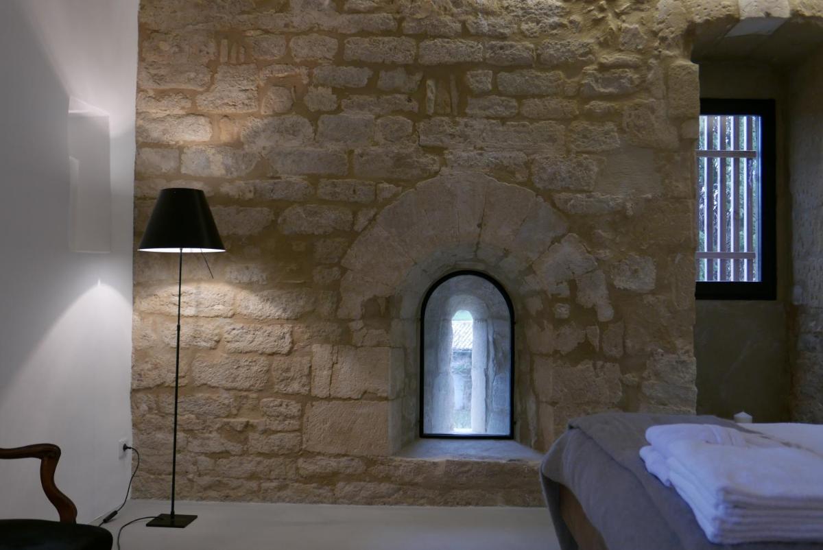 Tour Sarrazine de Montaren