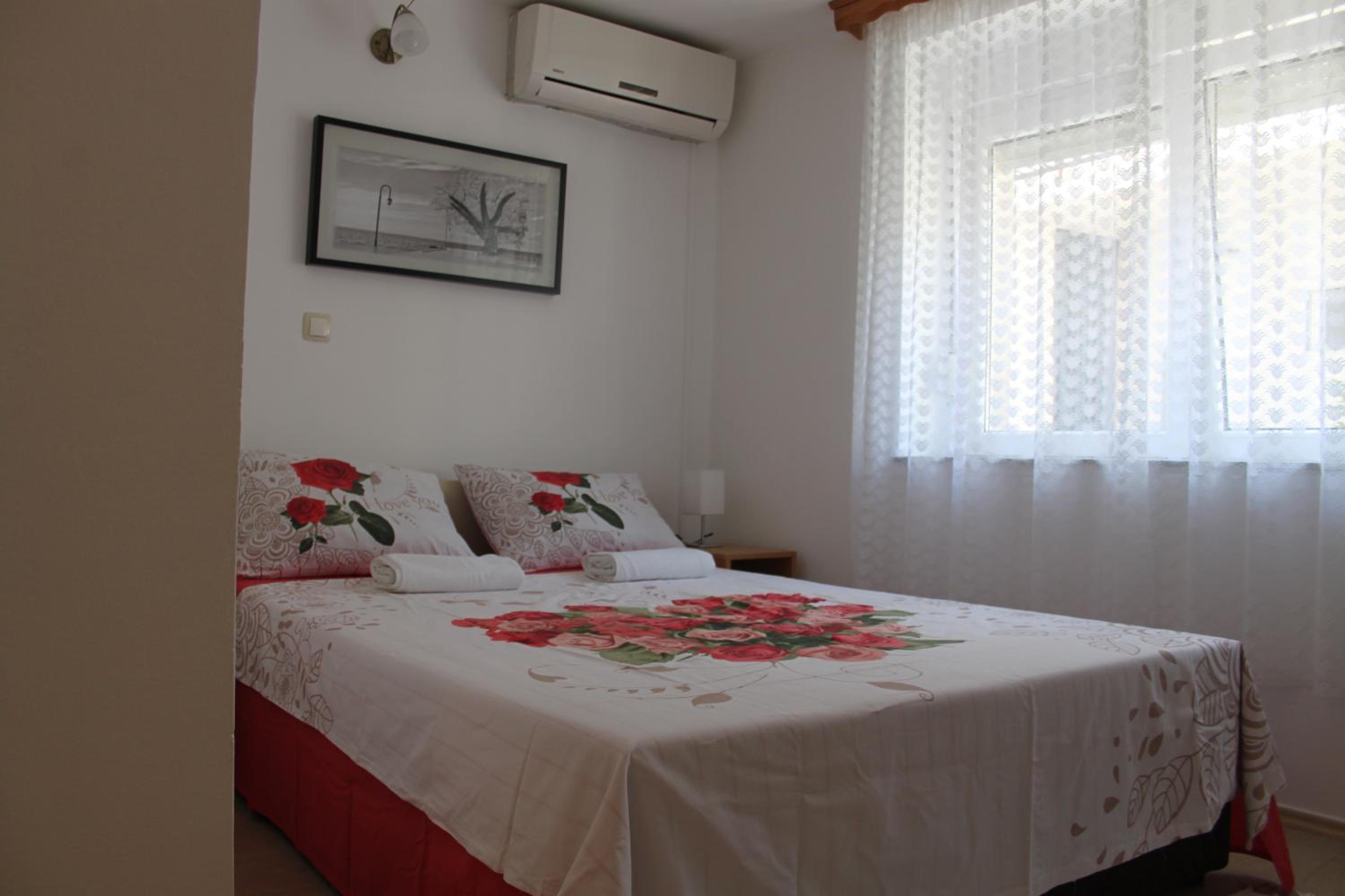 Apartments and rooms Lena view 4