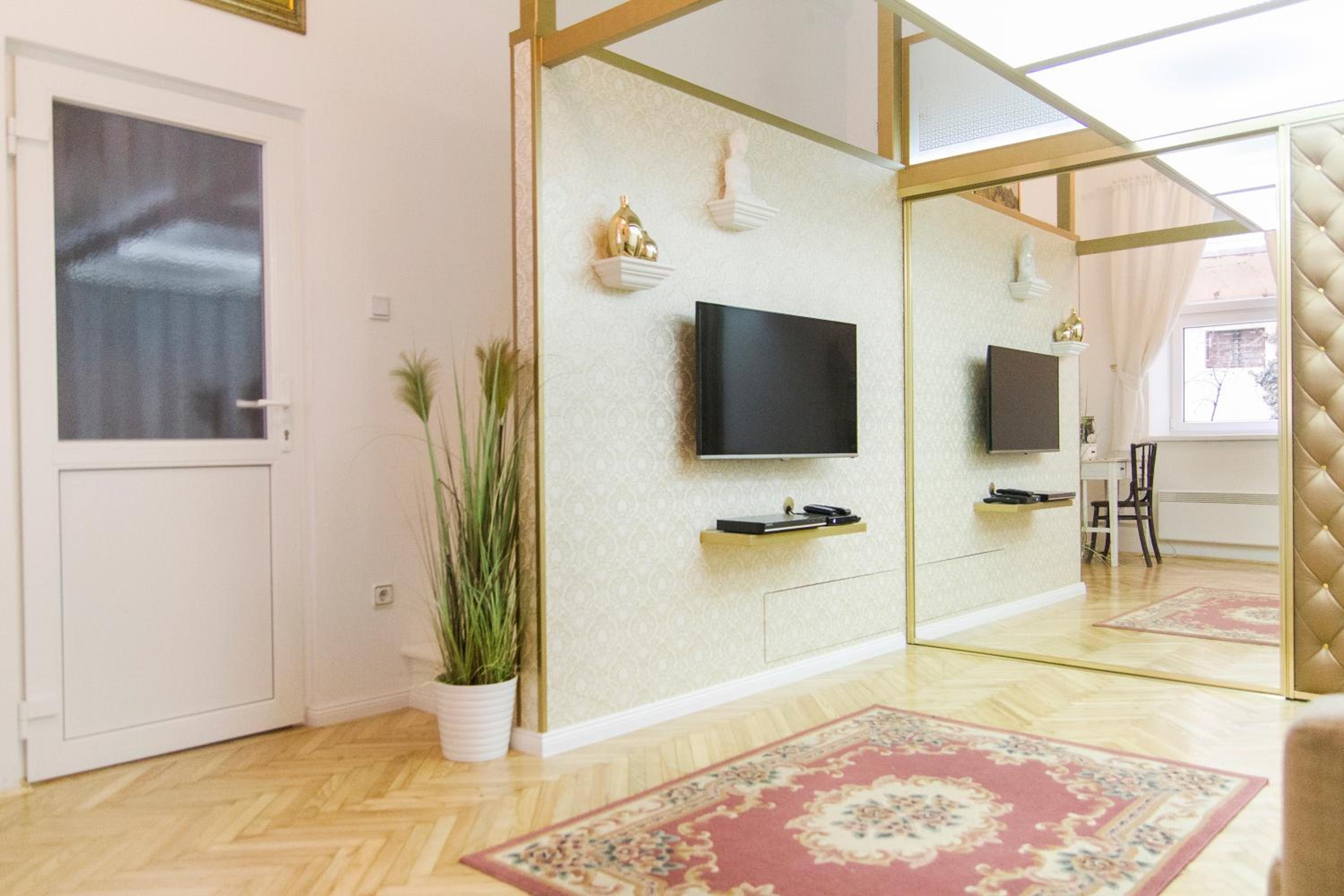 Ava's Champagne Studio City Center-Andrash Street King Street view 2