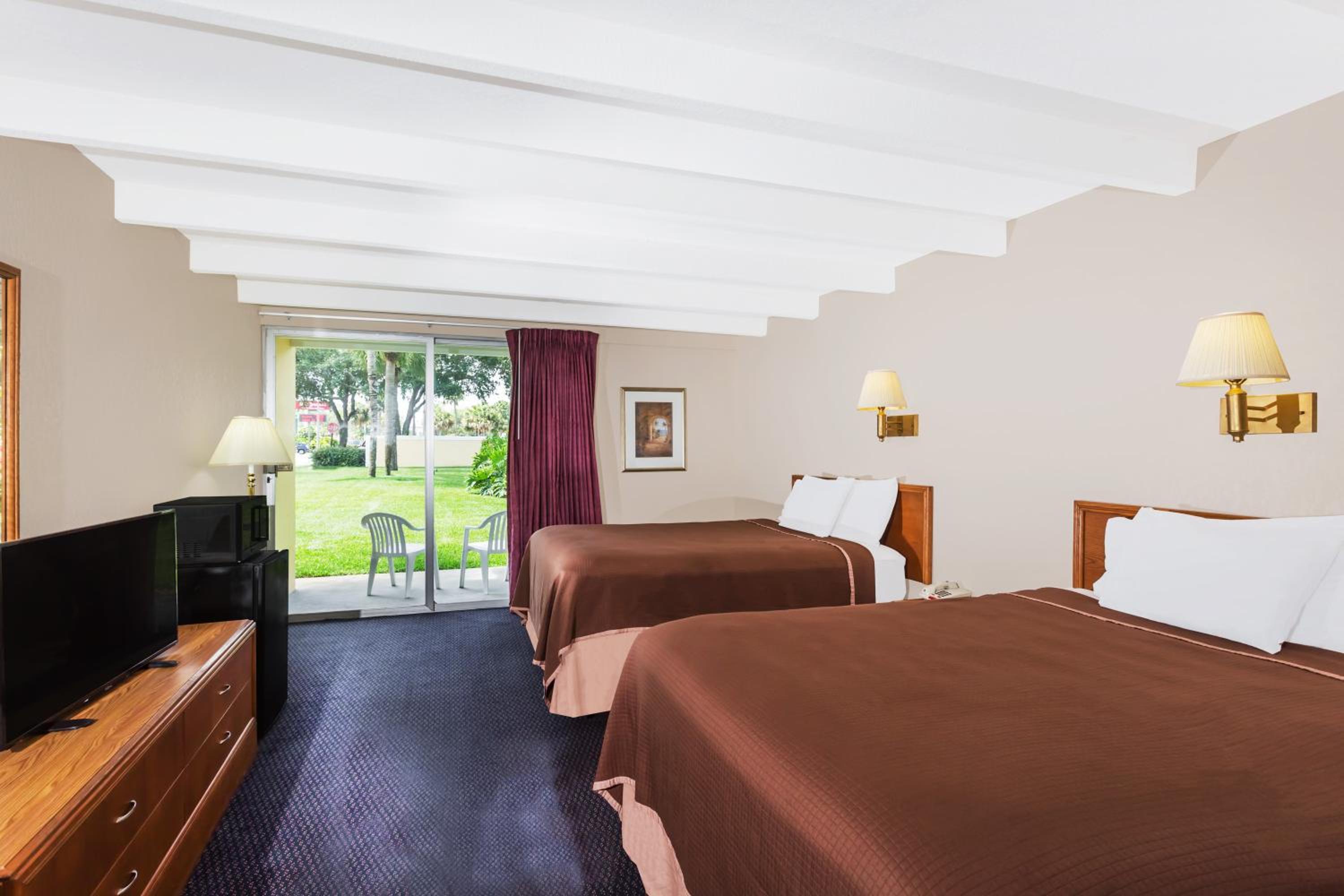 Vero Beach Vacations - Howard Johnson by Wyndham Vero Beach / Downtown - Property Image 3