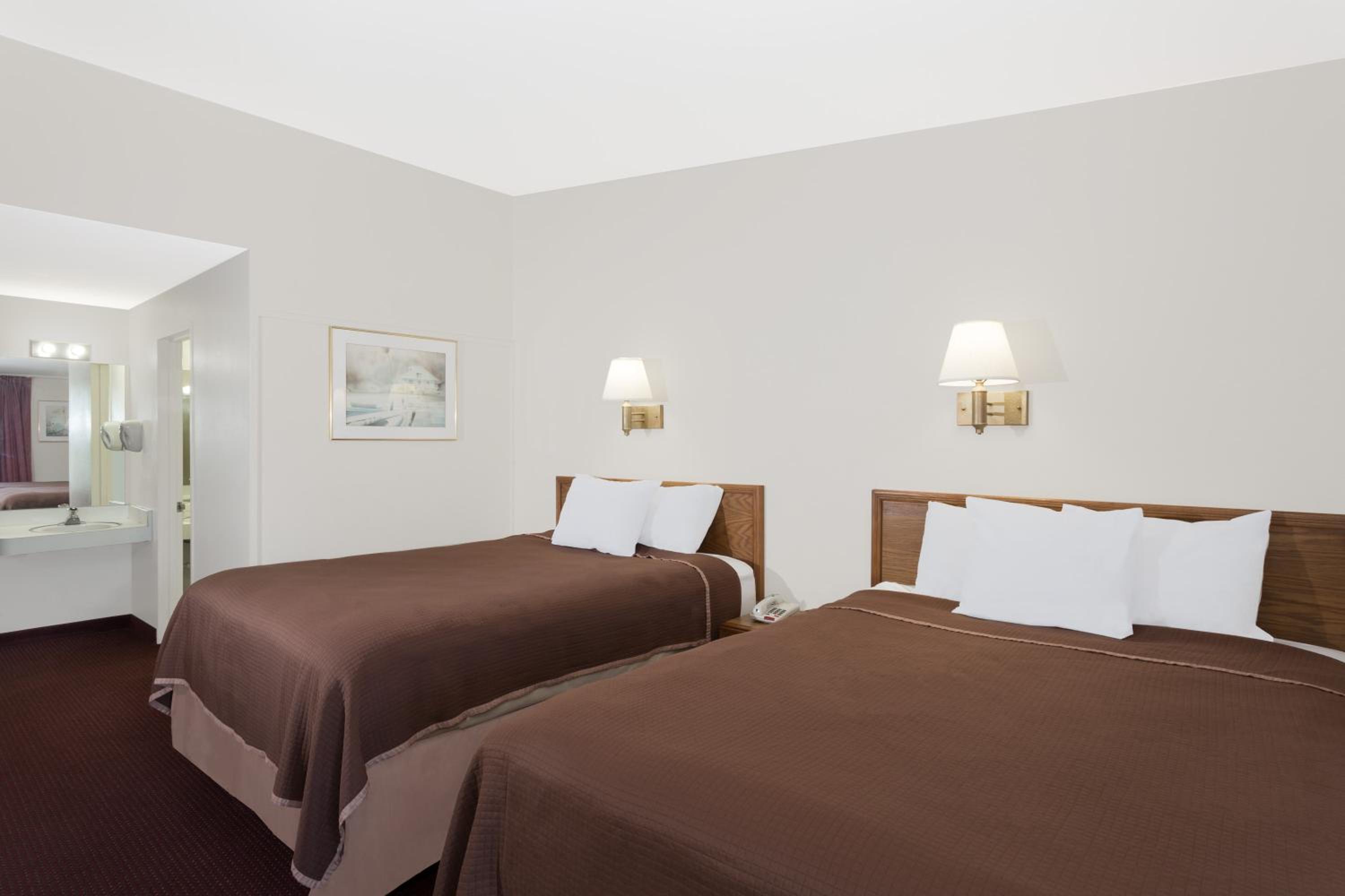 Vero Beach Vacations - Howard Johnson by Wyndham Vero Beach / Downtown - Property Image 2